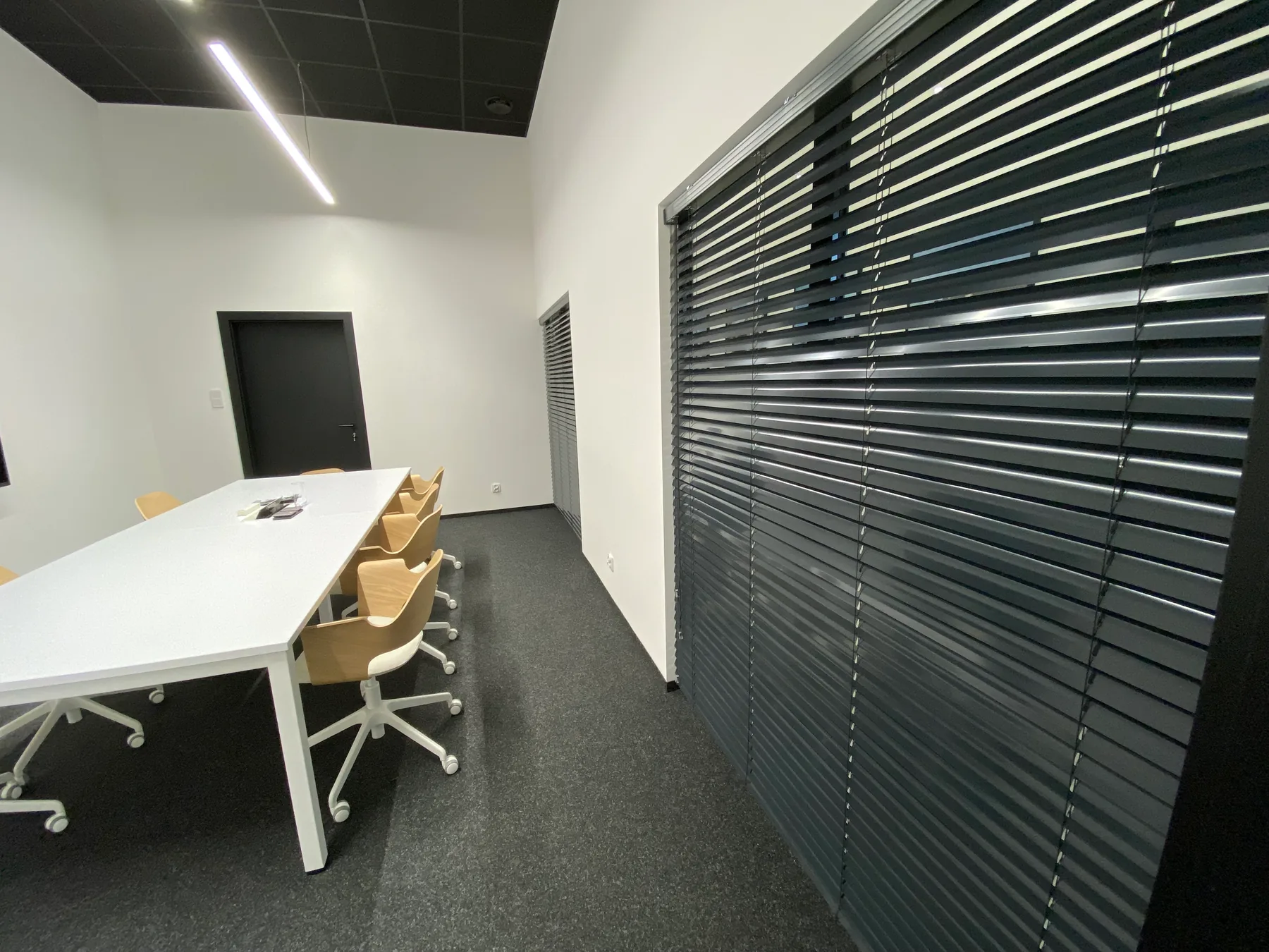 Żaluzje aluminiowe 50 mm w realizacji na Śląsku - kadr batchowej realizacji żaluzji aluminiowych 50 mm na śląsku - ujęcie 3