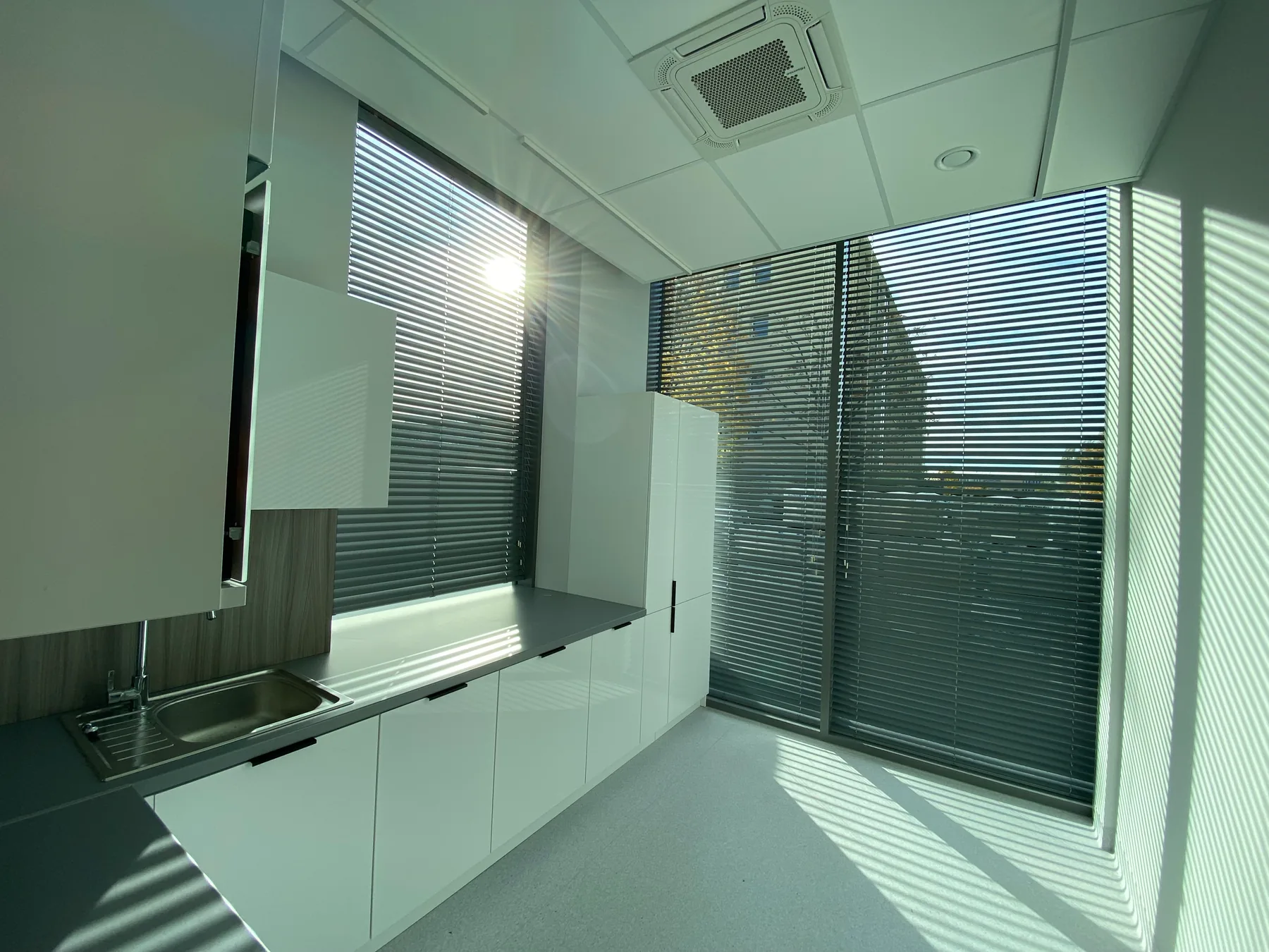 Żaluzje aluminiowe 50 mm w realizacji na Śląsku - kadr batchowej realizacji żaluzji aluminiowych 50 mm na śląsku - ujęcie 4