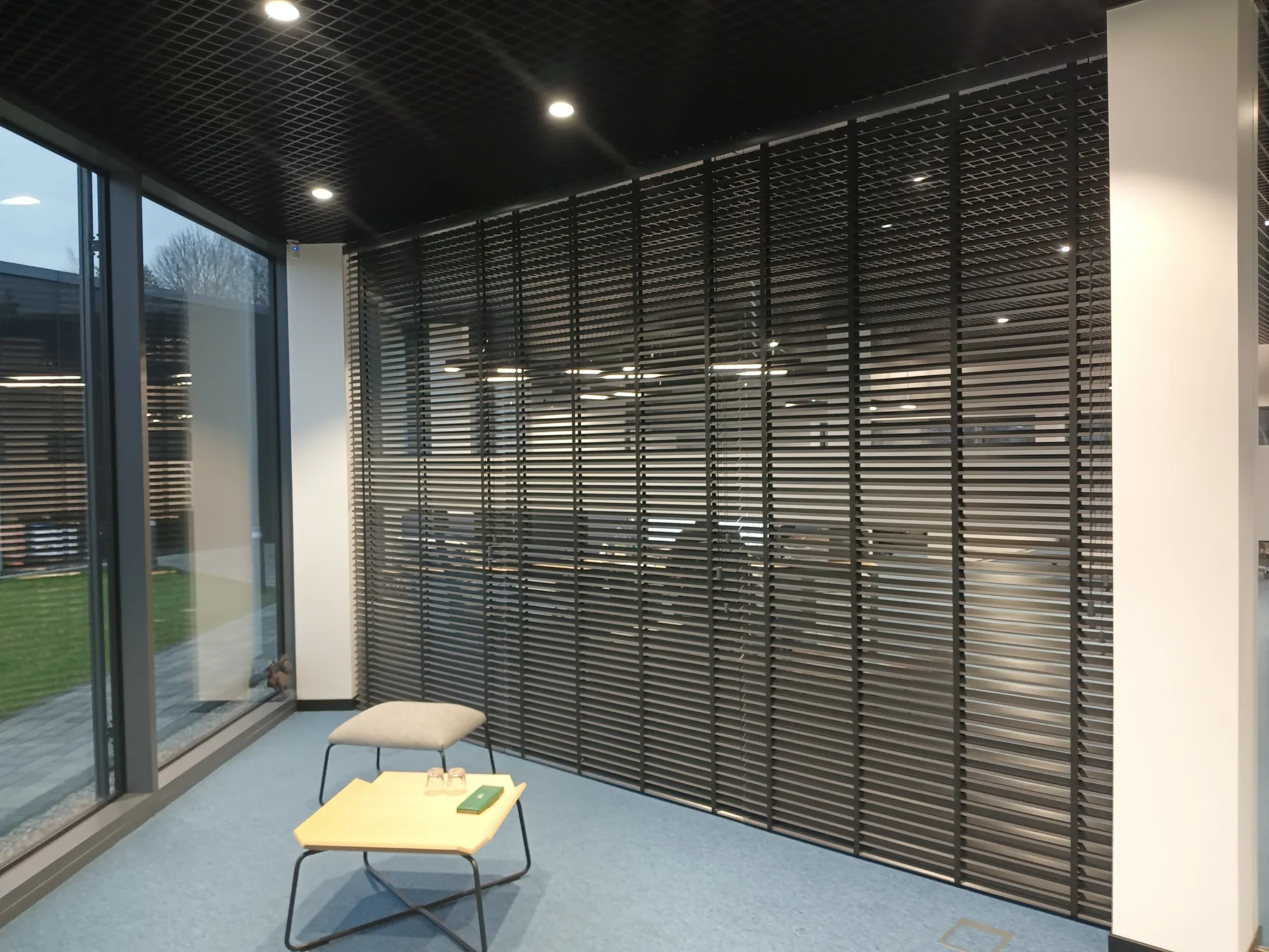 Żaluzje aluminiowe 50 mm w realizacji na Śląsku - kadr batchowej realizacji żaluzji aluminiowych 50 mm na śląsku - ujęcie 6