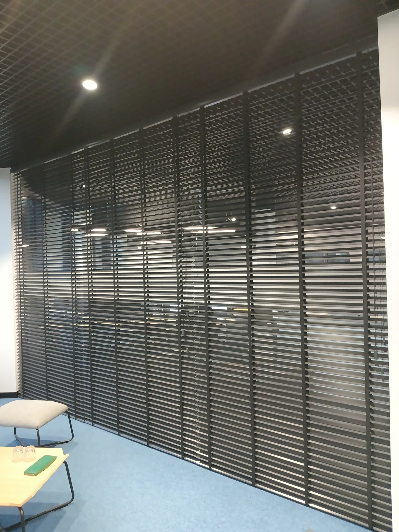 Żaluzje aluminiowe 50 mm w realizacji na Śląsku - kadr batchowej realizacji żaluzji aluminiowych 50 mm na śląsku - ujęcie 7