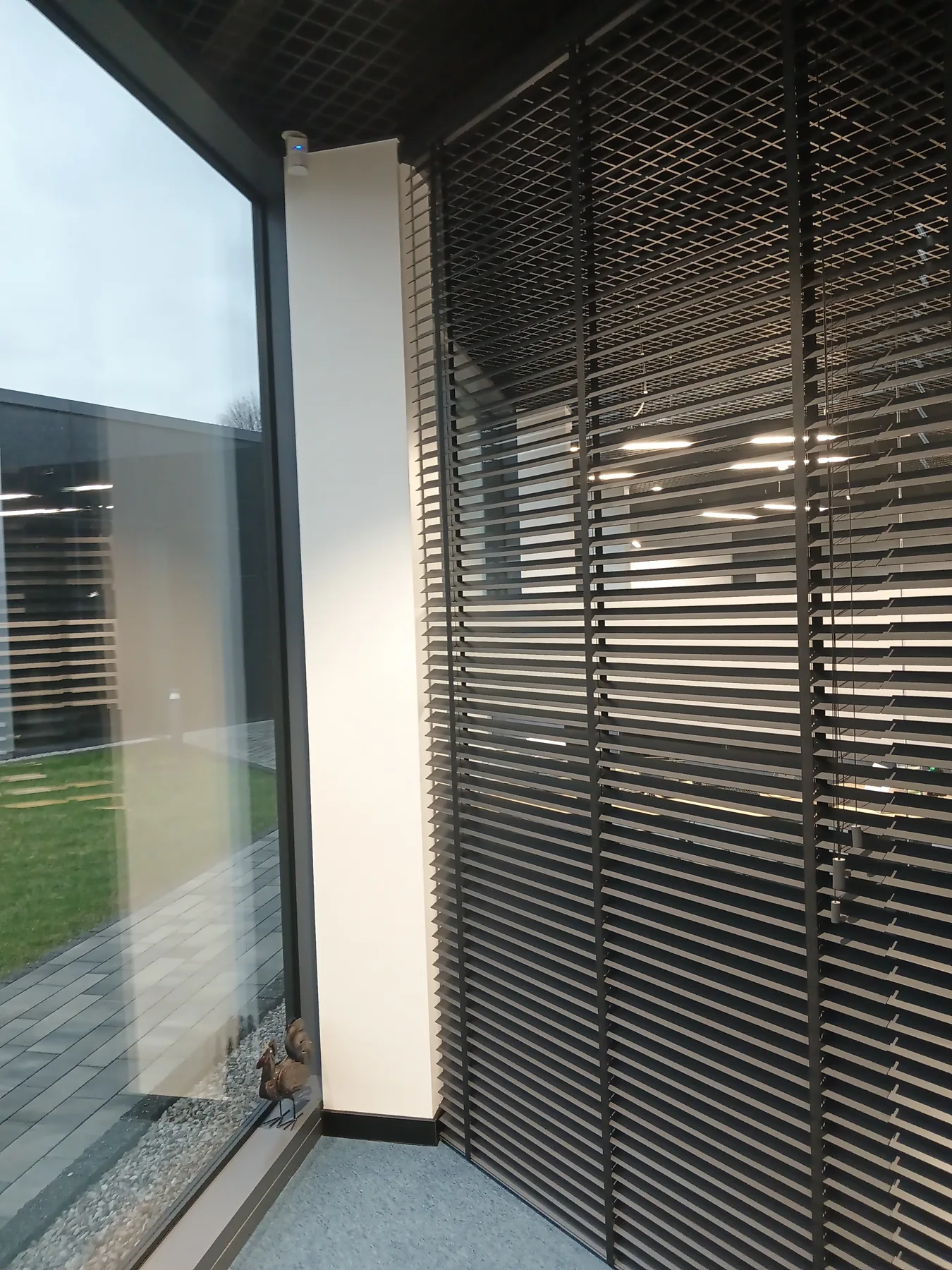 Żaluzje aluminiowe 50 mm w realizacji na Śląsku - kadr batchowej realizacji żaluzji aluminiowych 50 mm na śląsku - ujęcie 8