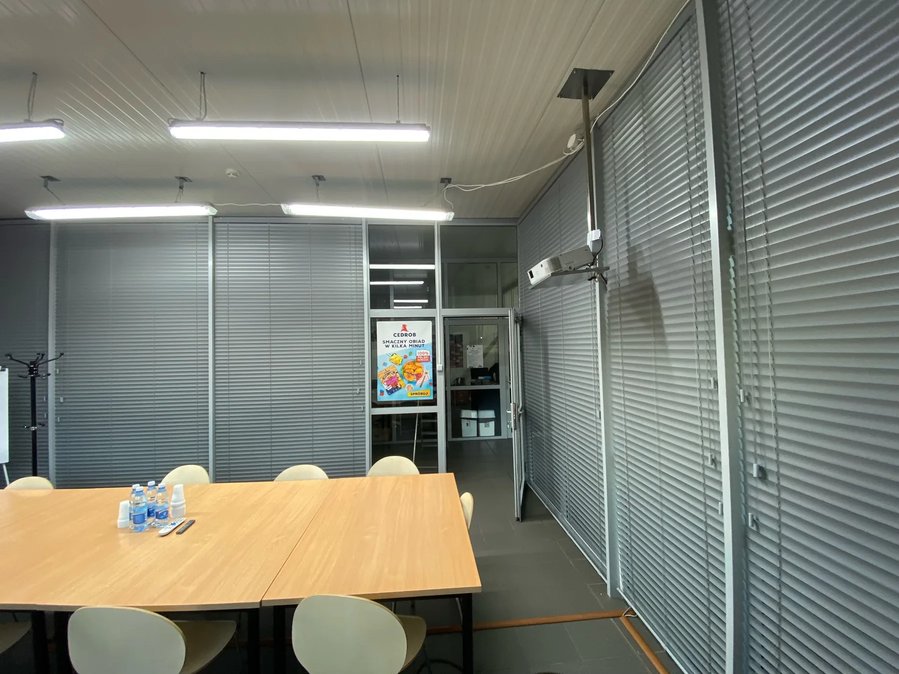 Żaluzje aluminiowe 50 mm w realizacji na Śląsku - kadr batchowej realizacji żaluzji aluminiowych 50 mm na śląsku - ujęcie 9