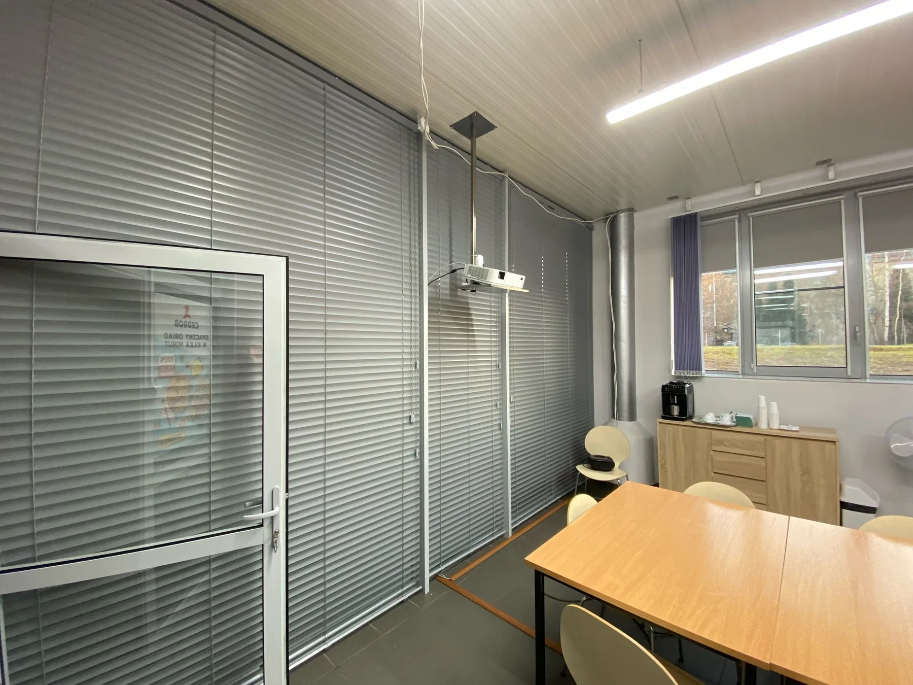 Żaluzje aluminiowe 50 mm w realizacji na Śląsku - kadr batchowej realizacji żaluzji aluminiowych 50 mm na śląsku - ujęcie 10