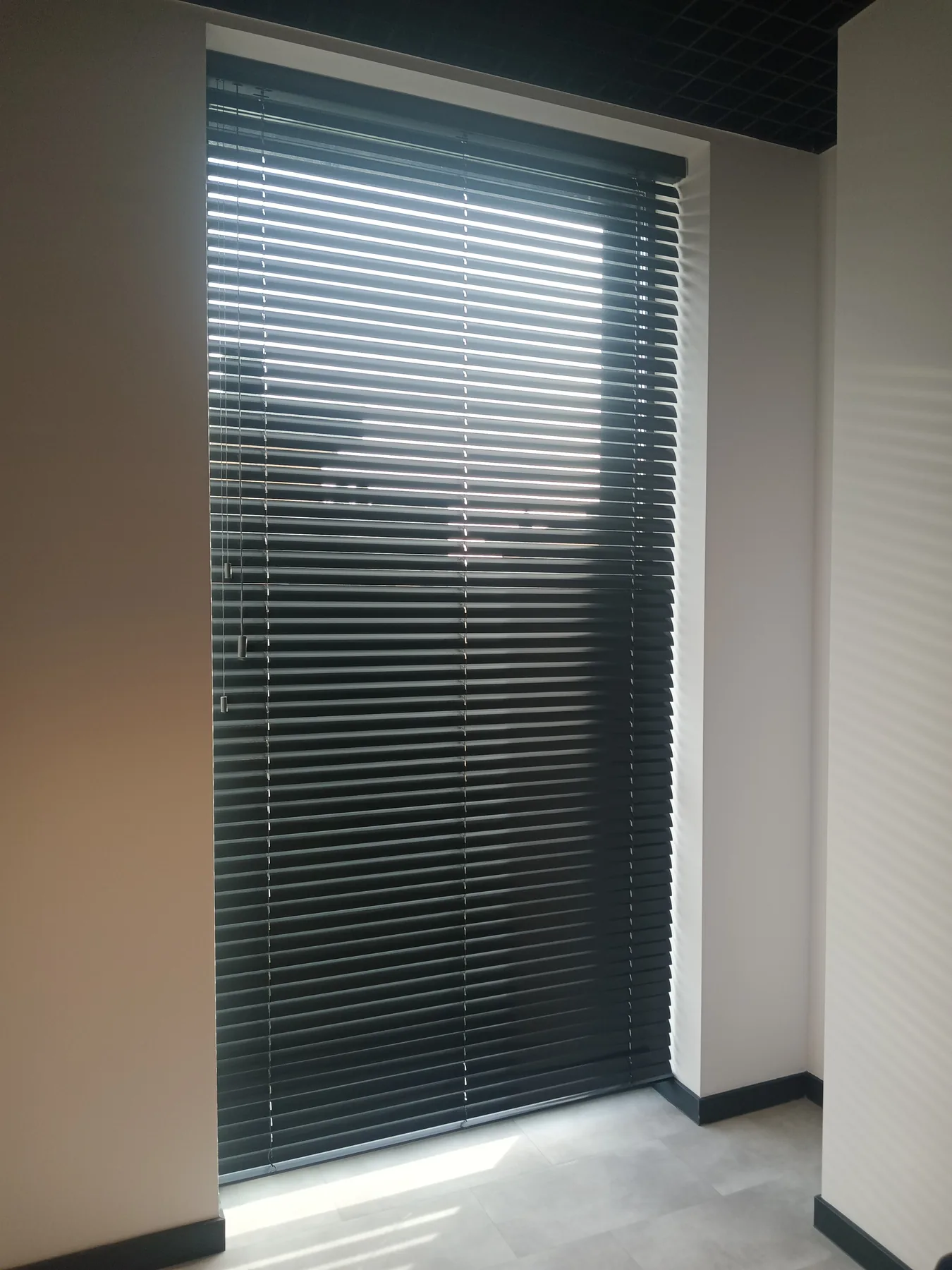 Żaluzje aluminiowe 50 mm w realizacji na Śląsku - kadr batchowej realizacji żaluzji aluminiowych 50 mm na śląsku - ujęcie 11