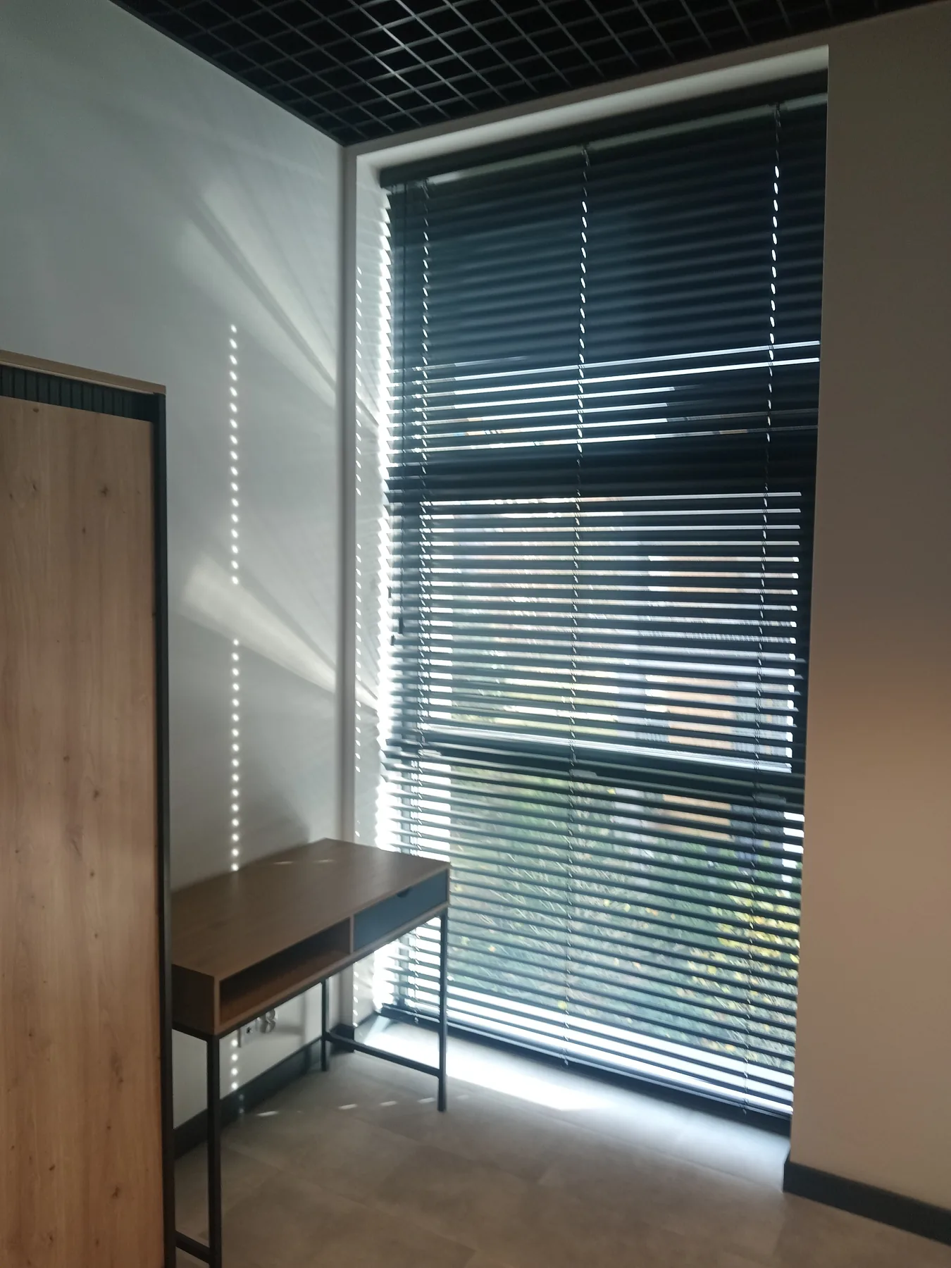 Żaluzje aluminiowe 50 mm w realizacji na Śląsku - kadr batchowej realizacji żaluzji aluminiowych 50 mm na śląsku - ujęcie 12