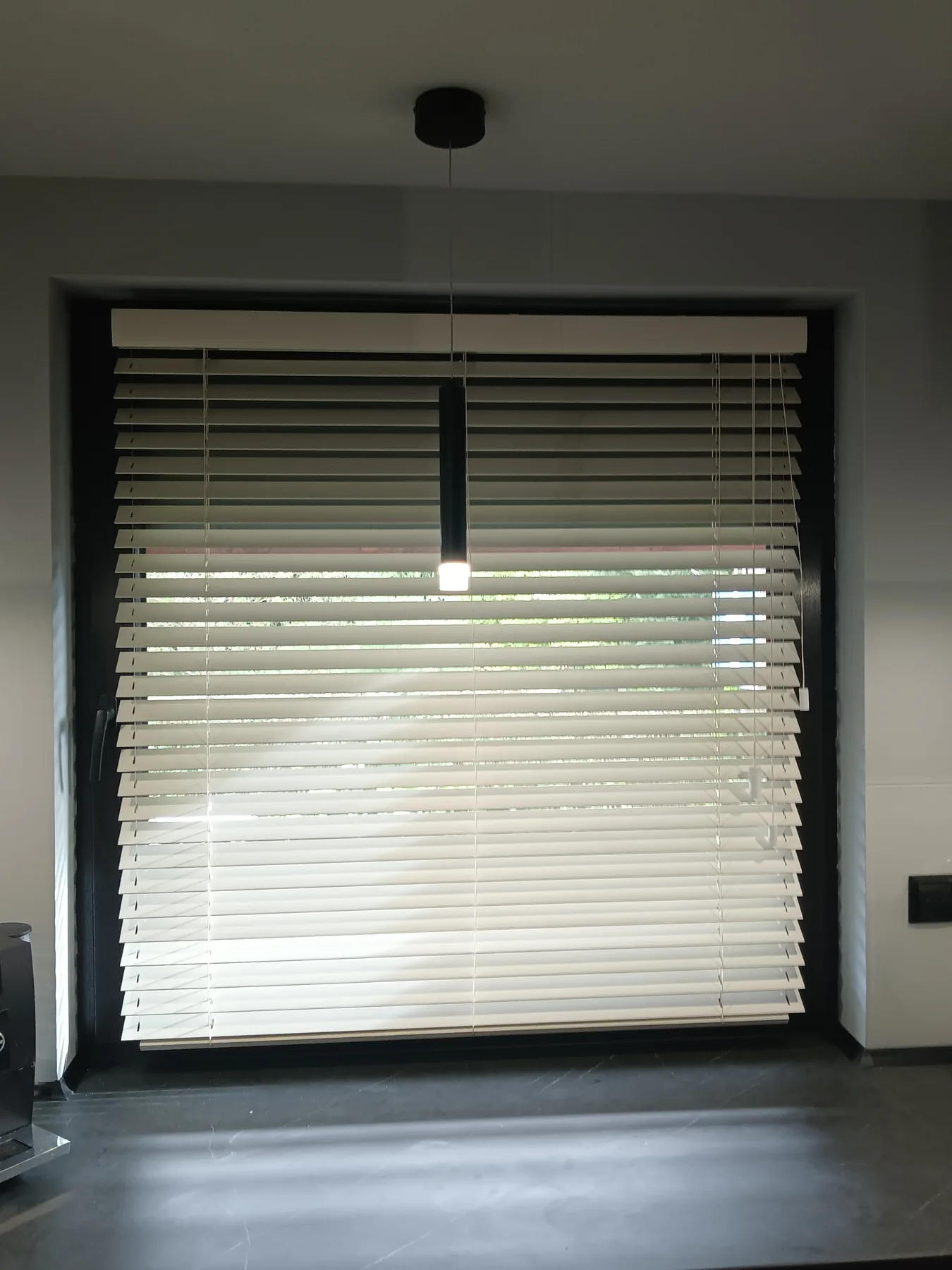 Żaluzje drewniane 50 mm w Będzinie - dodatkowy kadr realizacji żaluzji drewnianych 50 mm w będzinie - ujęcie 2