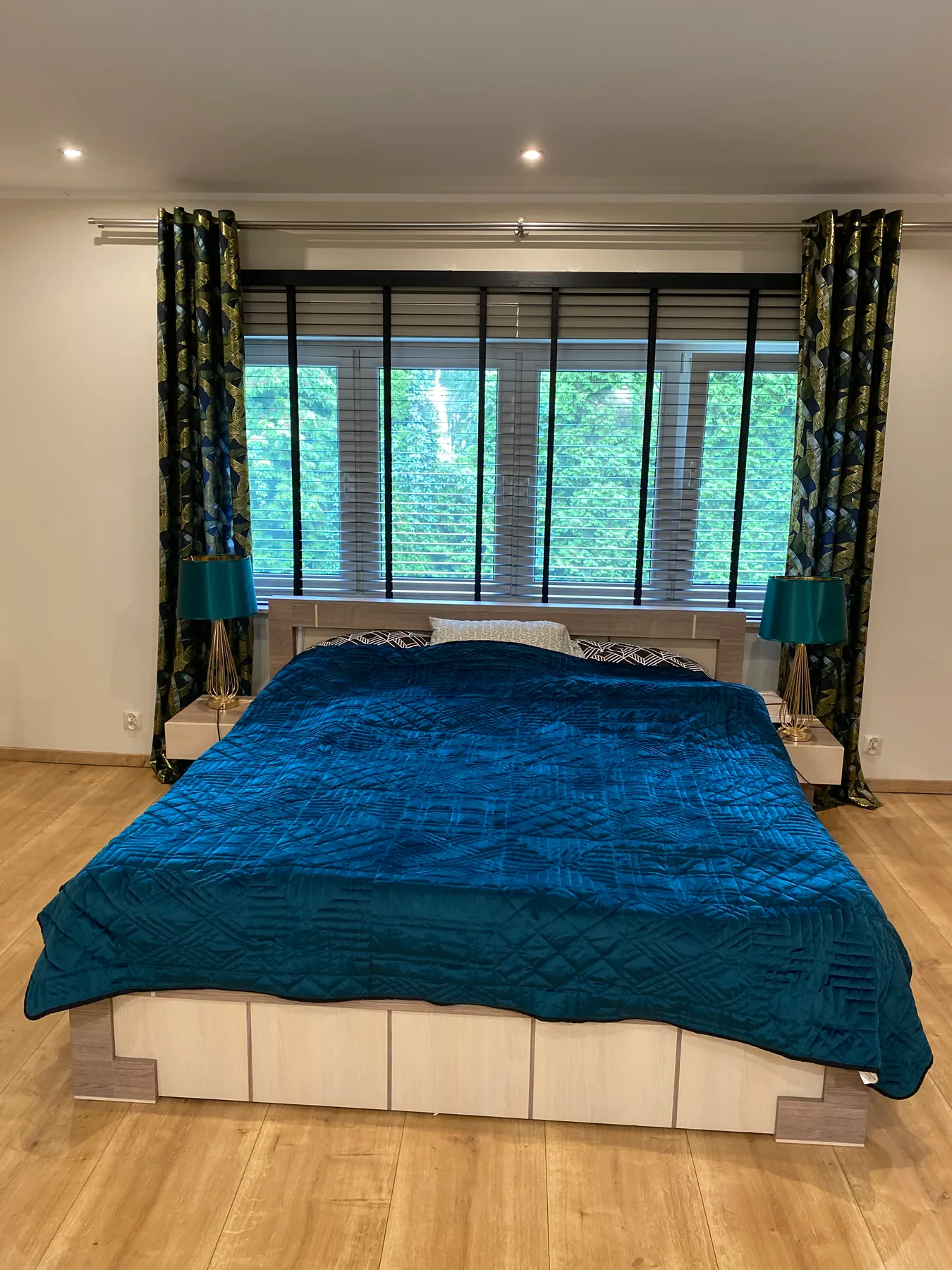 Żaluzje drewniane 50 mm w Czeladzi - kadr lameli we wnętrzu mieszkalnym