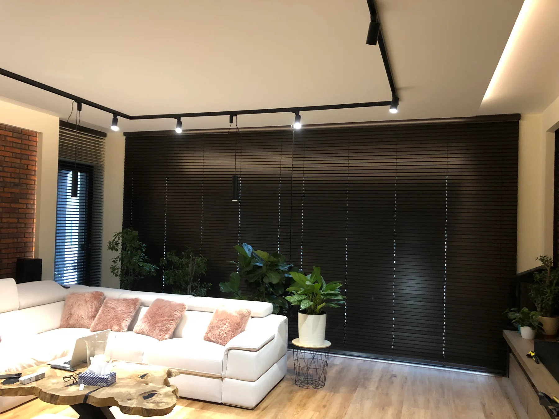 Żaluzje drewniane 50 mm w Hutkach-Kankach - kadr dużego okna z opuszczoną żaluzją