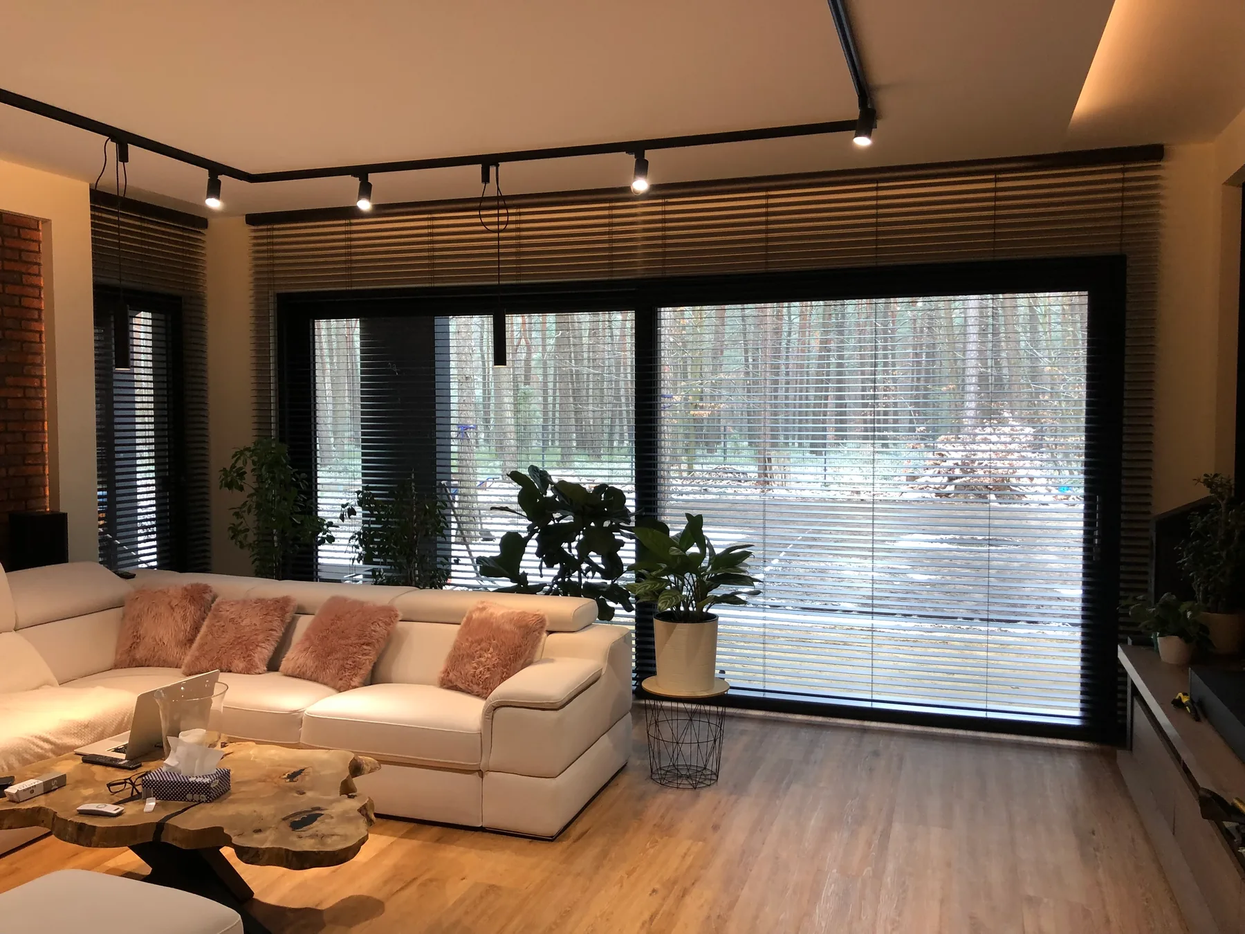 Żaluzje drewniane 50 mm w Hutkach-Kankach - ujęcie pracy szerokich lameli