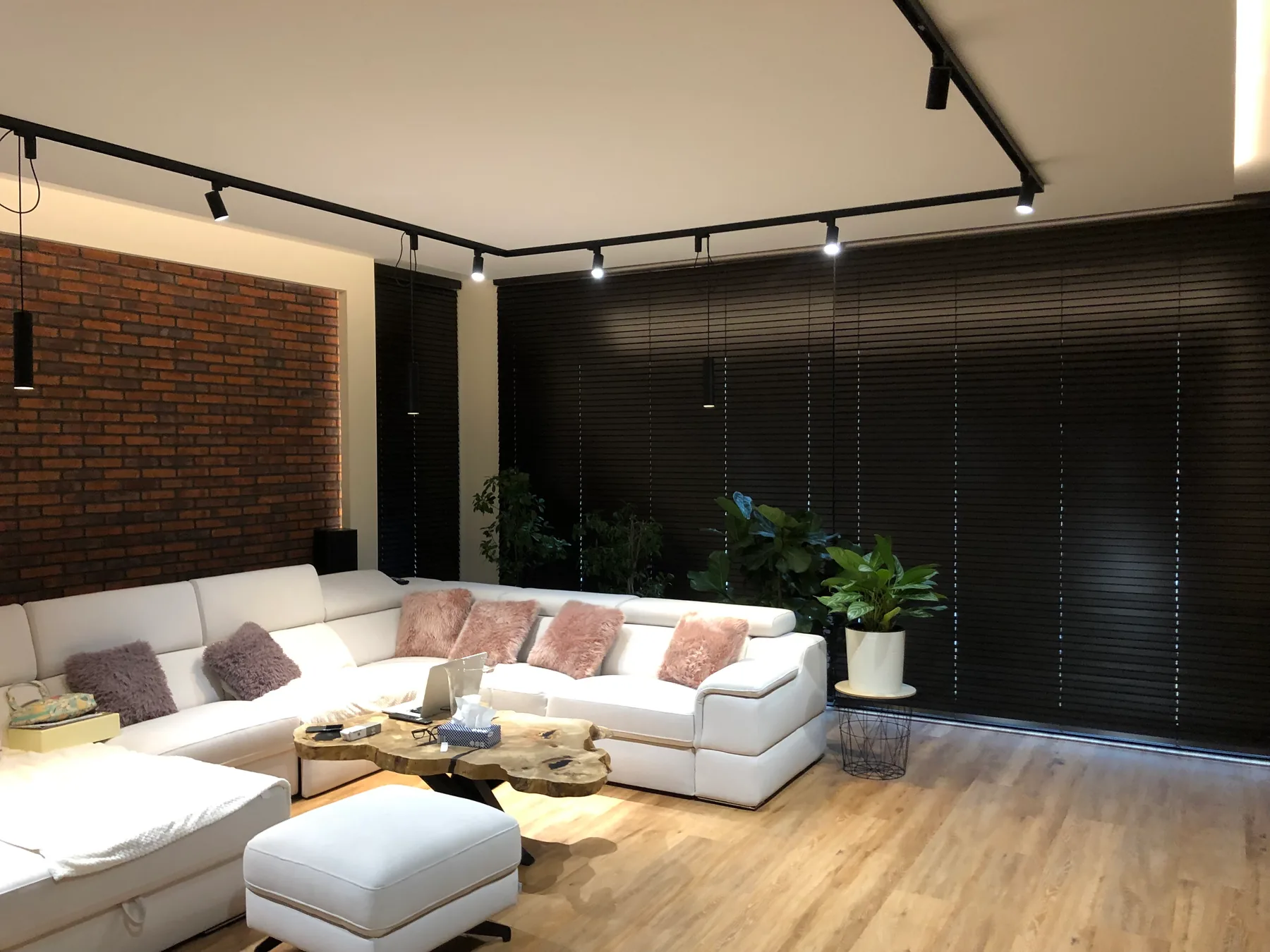 Żaluzje drewniane 50 mm w Hutkach-Kankach - detal wykończenia drewna przy oknie