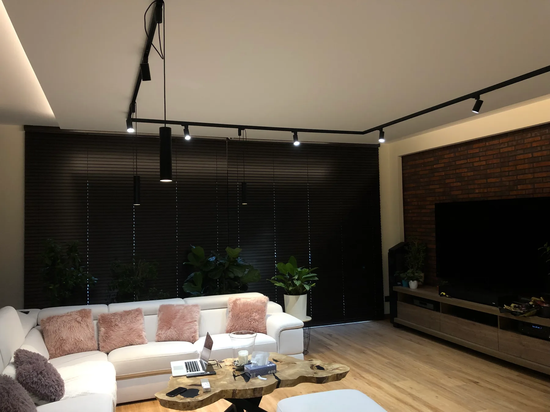 Żaluzje drewniane 50 mm w Hutkach-Kankach - efekt końcowy w strefie dziennej