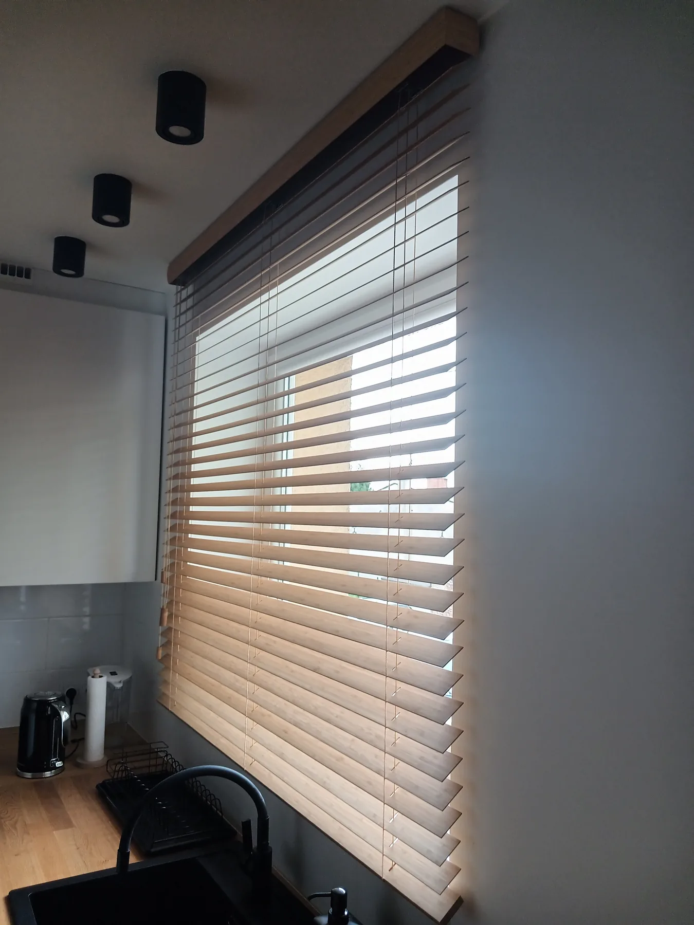 Żaluzje bambusowe 50 mm w Katowicach - widok okna z bambusową żaluzją