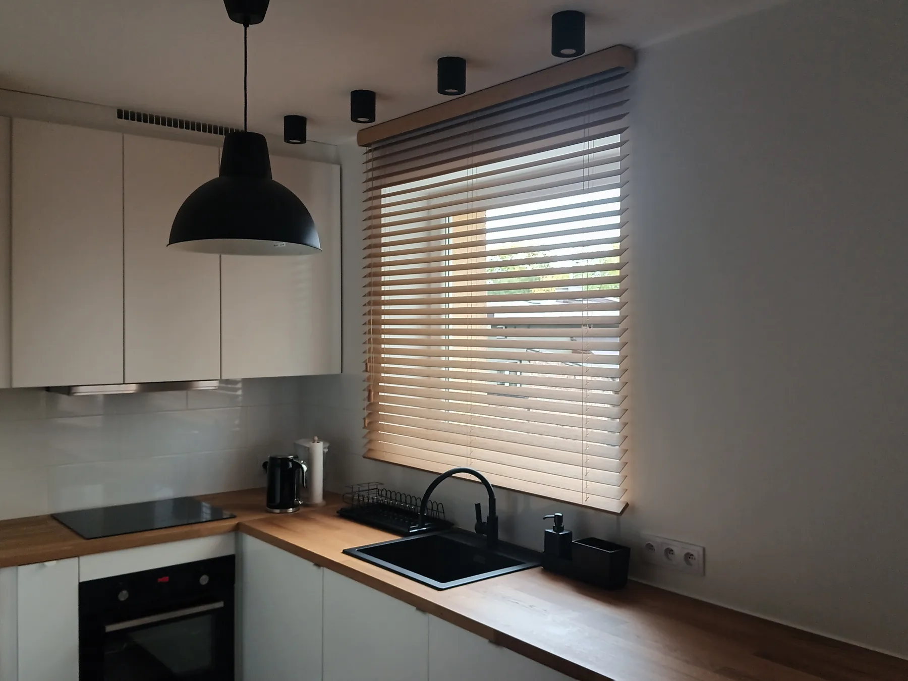 Żaluzje bambusowe 50 mm w Katowicach - kadr lameli przy częściowym otwarciu