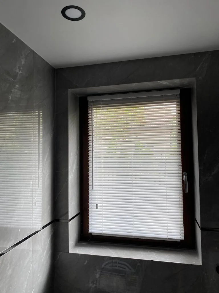 Żaluzje drewniane 25 mm w realizacji na Śląsku - kadr batchowej realizacji żaluzji drewnianych 25 mm na śląsku