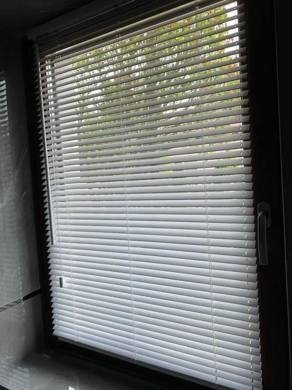 Żaluzje drewniane 25 mm w realizacji na Śląsku - kadr batchowej realizacji żaluzji drewnianych 25 mm na śląsku - ujęcie 2