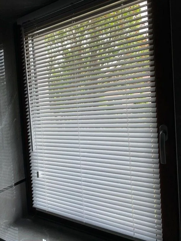 Żaluzje drewniane 25 mm w realizacji na Śląsku - kadr batchowej realizacji żaluzji drewnianych 25 mm na śląsku - ujęcie 3