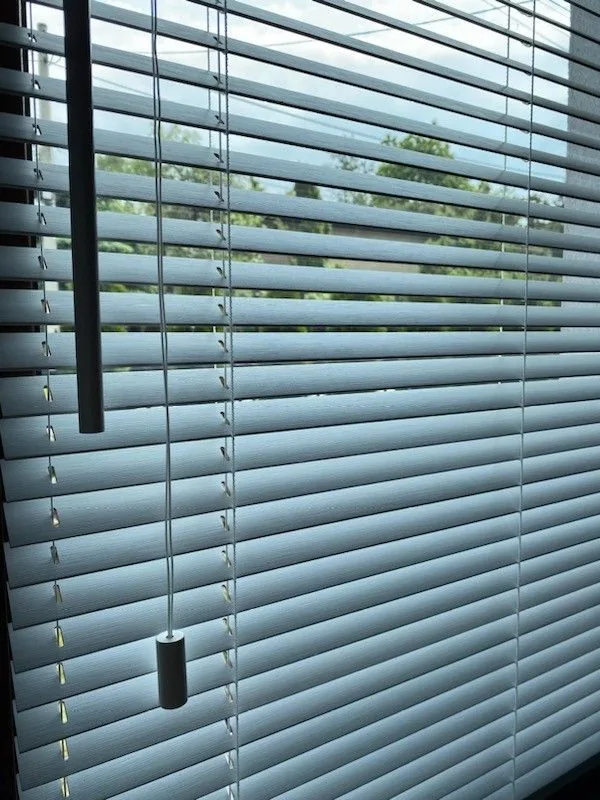 Żaluzje drewniane 25 mm w realizacji na Śląsku - kadr batchowej realizacji żaluzji drewnianych 25 mm na śląsku - ujęcie 4