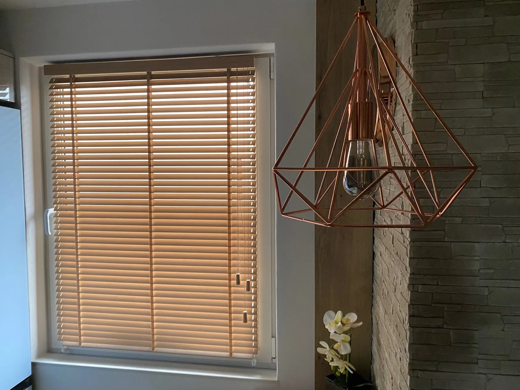 Żaluzje drewniane 25 mm w realizacji na Śląsku - kadr batchowej realizacji żaluzji drewnianych 25 mm na śląsku - ujęcie 5