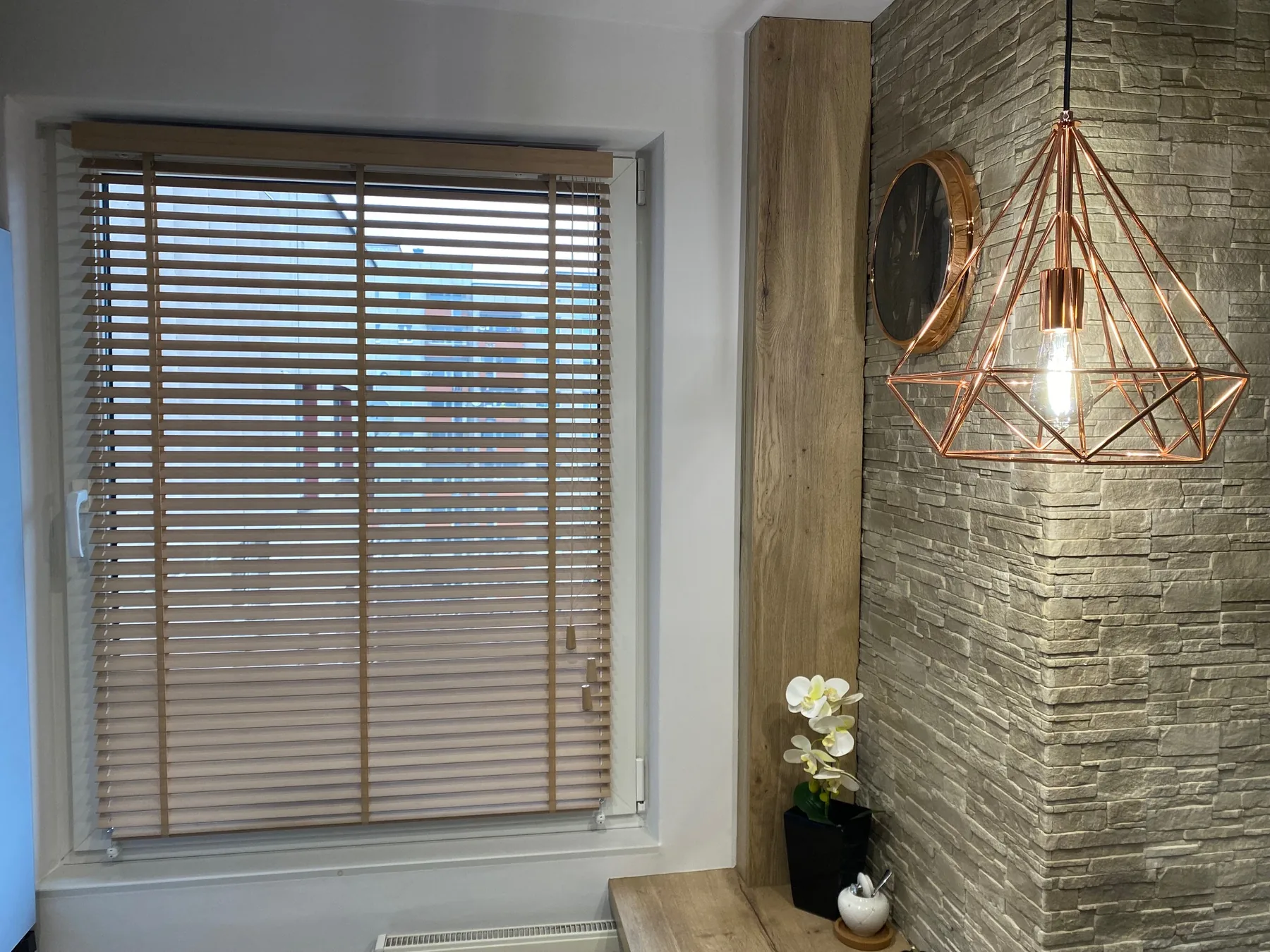 Żaluzje drewniane 25 mm w realizacji na Śląsku - kadr batchowej realizacji żaluzji drewnianych 25 mm na śląsku - ujęcie 6