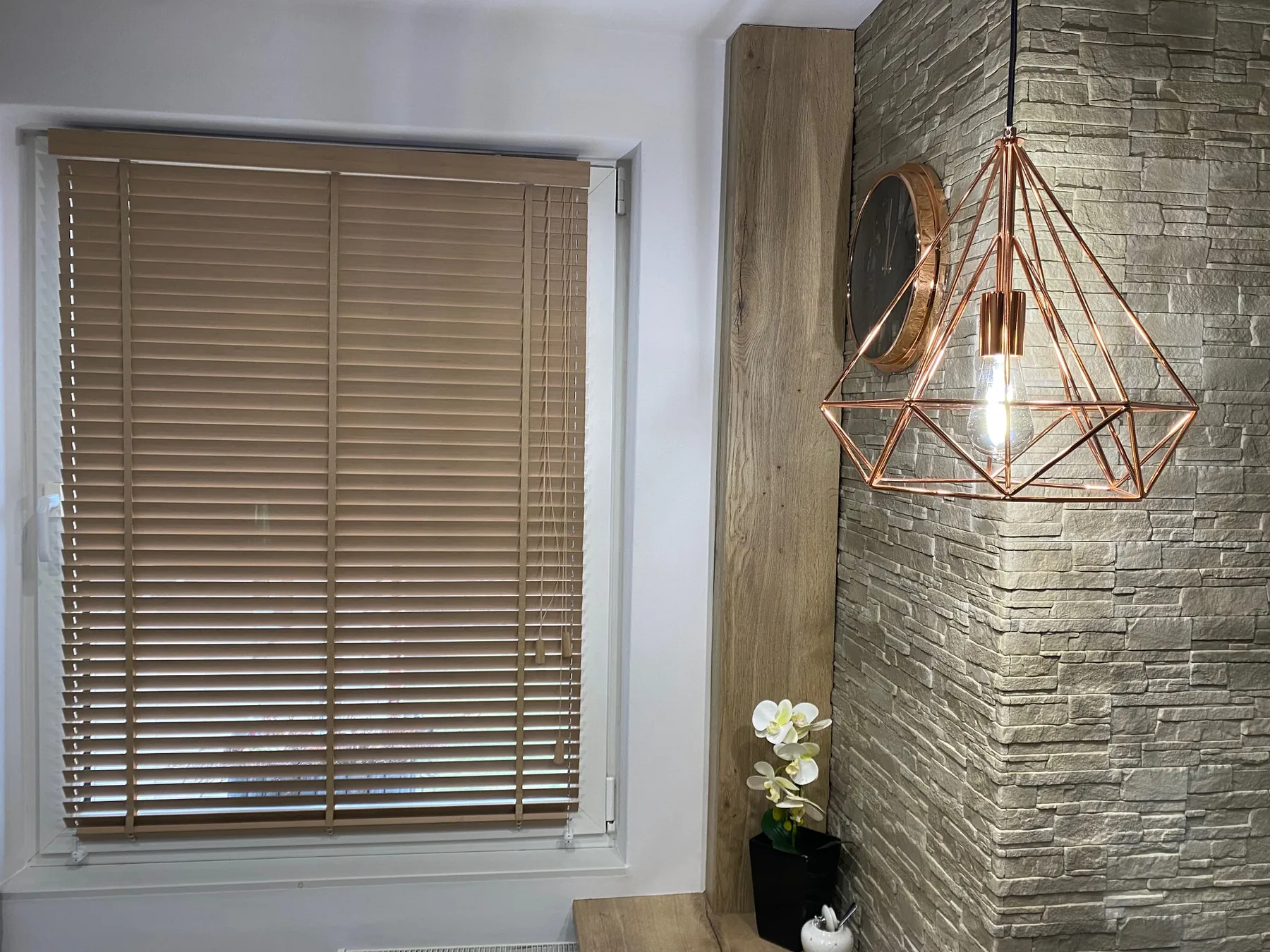 Żaluzje drewniane 25 mm w realizacji na Śląsku - kadr batchowej realizacji żaluzji drewnianych 25 mm na śląsku - ujęcie 7