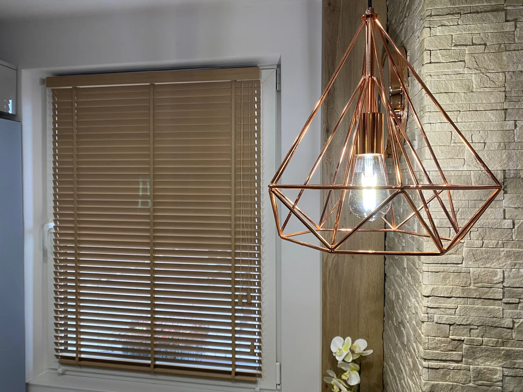 Żaluzje drewniane 25 mm w realizacji na Śląsku - kadr batchowej realizacji żaluzji drewnianych 25 mm na śląsku - ujęcie 8