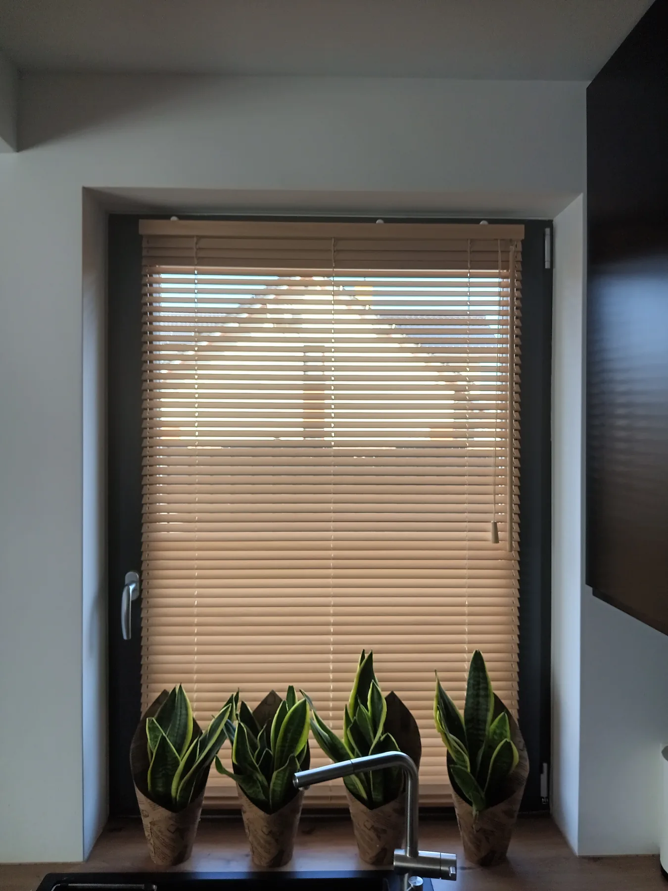 Żaluzje drewniane 25 mm w realizacji na Śląsku - kadr batchowej realizacji żaluzji drewnianych 25 mm na śląsku - ujęcie 9