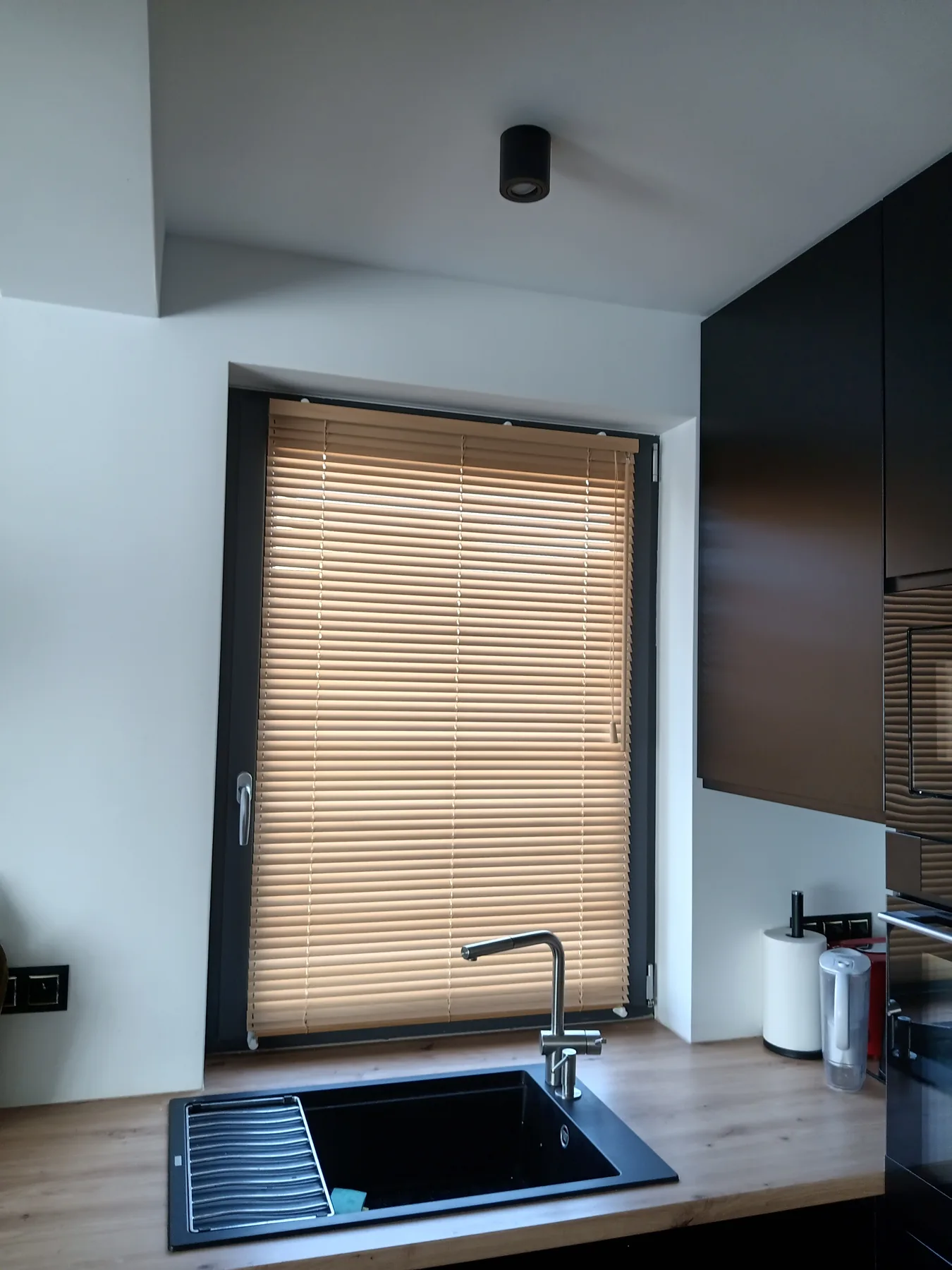 Żaluzje drewniane 25 mm w realizacji na Śląsku - kadr batchowej realizacji żaluzji drewnianych 25 mm na śląsku - ujęcie 10