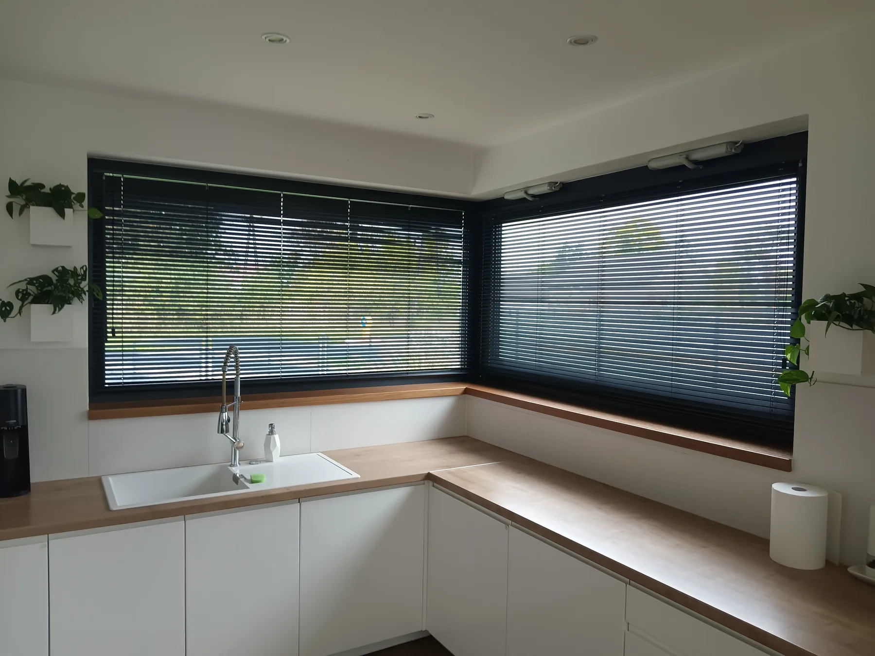 Żaluzje drewniane 25 mm w realizacji na Śląsku - kadr batchowej realizacji żaluzji drewnianych 25 mm na śląsku - ujęcie 11