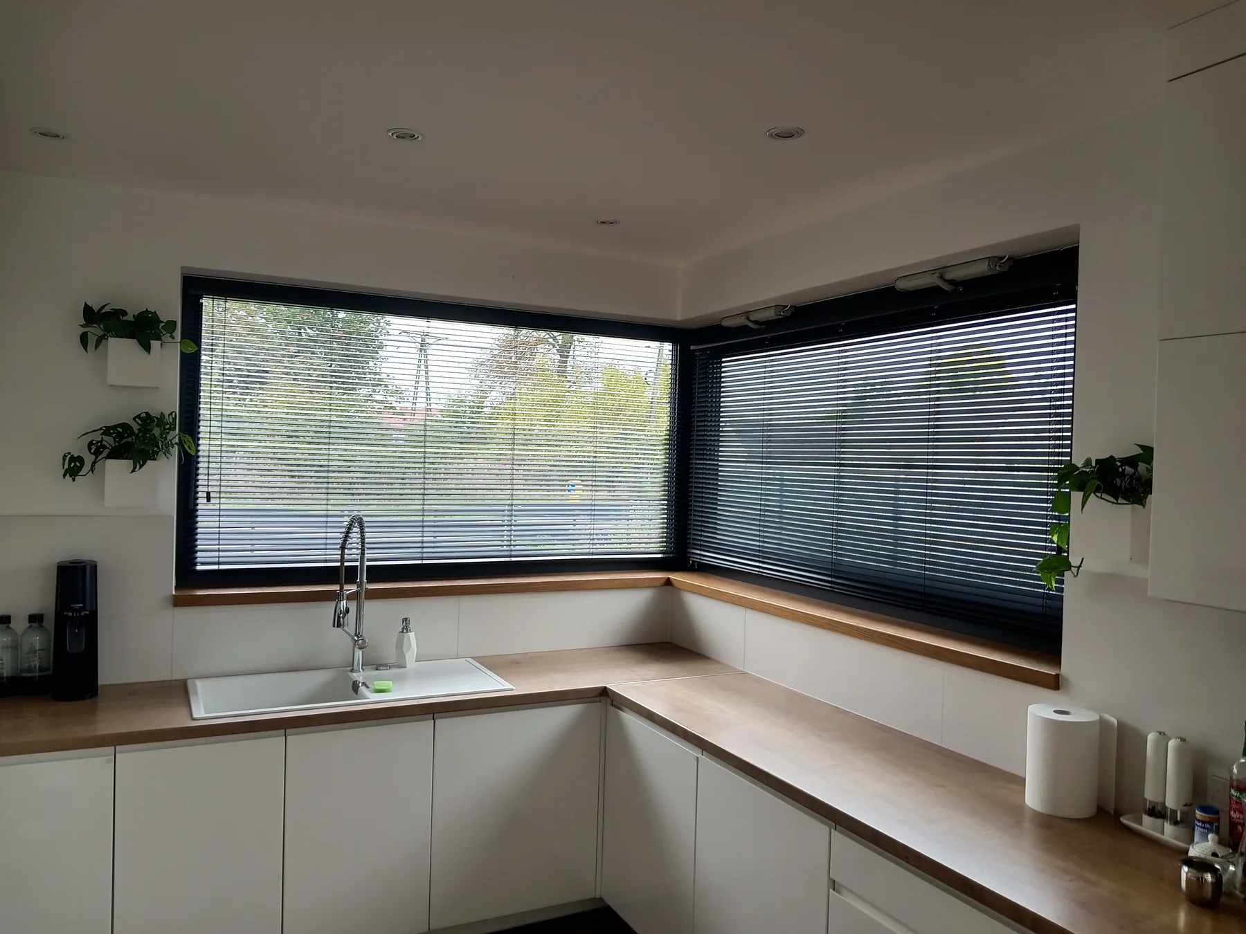 Żaluzje drewniane 25 mm w realizacji na Śląsku - kadr batchowej realizacji żaluzji drewnianych 25 mm na śląsku - ujęcie 12