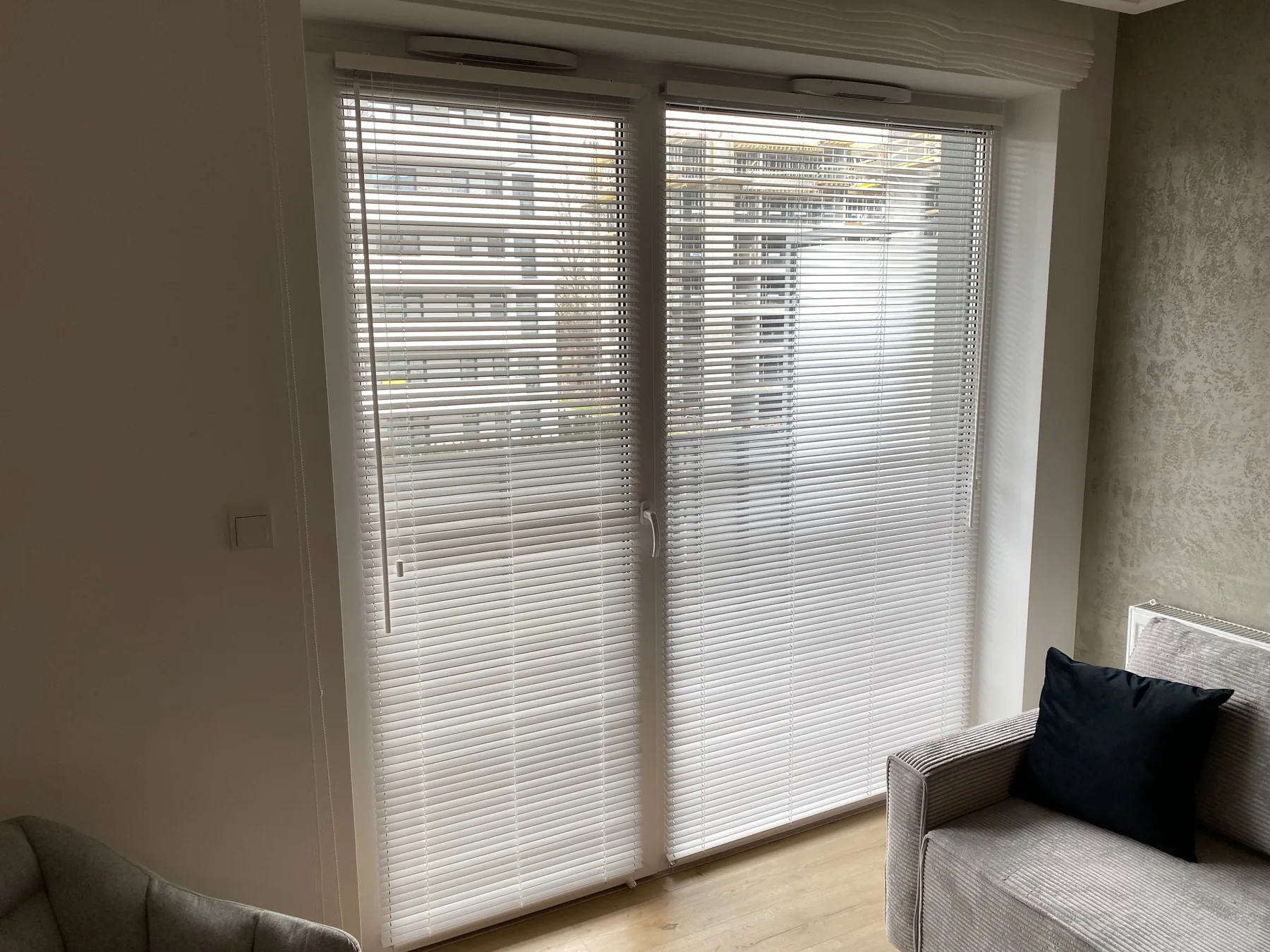 Żaluzje drewniane 25 mm w realizacji na Śląsku - kadr batchowej realizacji żaluzji drewnianych 25 mm na śląsku - ujęcie 13