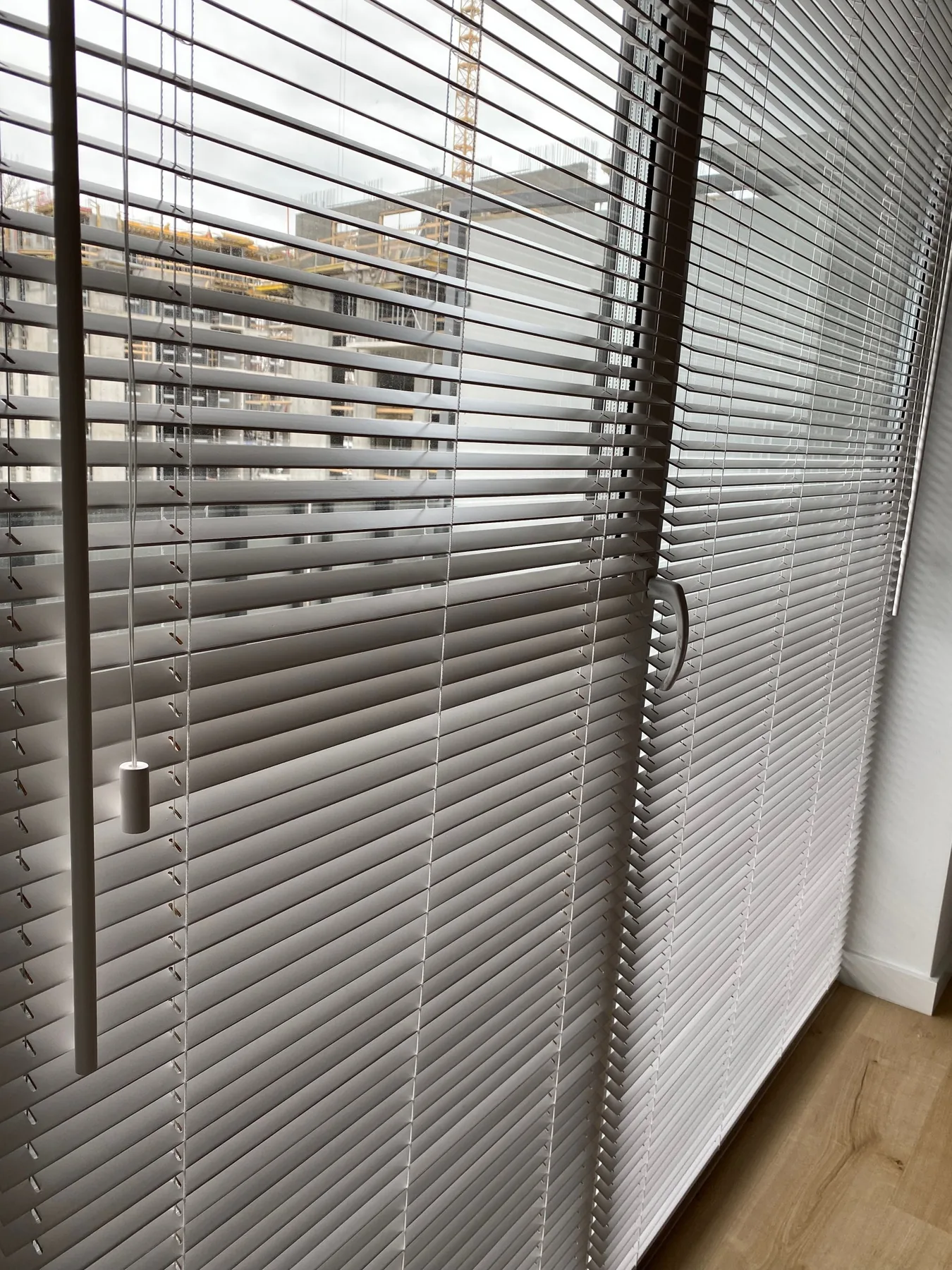 Żaluzje drewniane 25 mm w realizacji na Śląsku - kadr batchowej realizacji żaluzji drewnianych 25 mm na śląsku - ujęcie 14