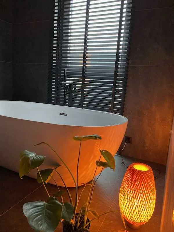 Żaluzje drewniane 50 mm w wyróżnionej realizacji premium na Śląsku - wyróżniona realizacja żaluzji drewnianych 50 mm - ujęcie 2