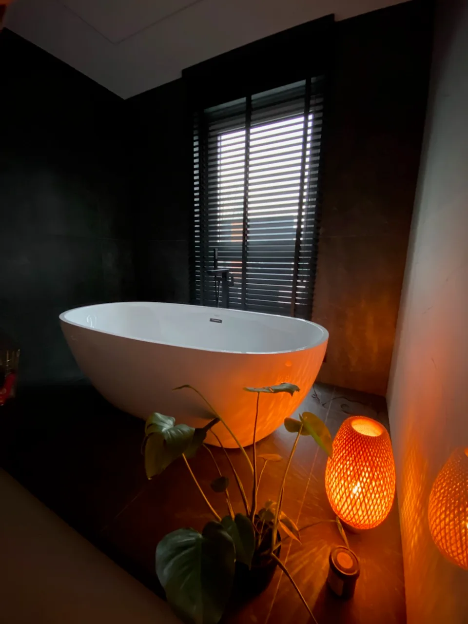 Żaluzje drewniane 50 mm w wyróżnionej realizacji premium na Śląsku - wyróżniona realizacja żaluzji drewnianych 50 mm - ujęcie 3