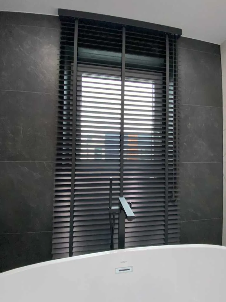 Żaluzje drewniane 50 mm w wyróżnionej realizacji premium na Śląsku - wyróżniona realizacja żaluzji drewnianych 50 mm - ujęcie 4