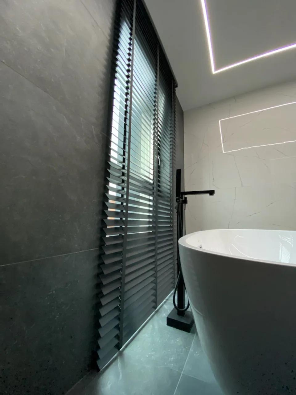 Żaluzje drewniane 50 mm w wyróżnionej realizacji premium na Śląsku - wyróżniona realizacja żaluzji drewnianych 50 mm - ujęcie 5