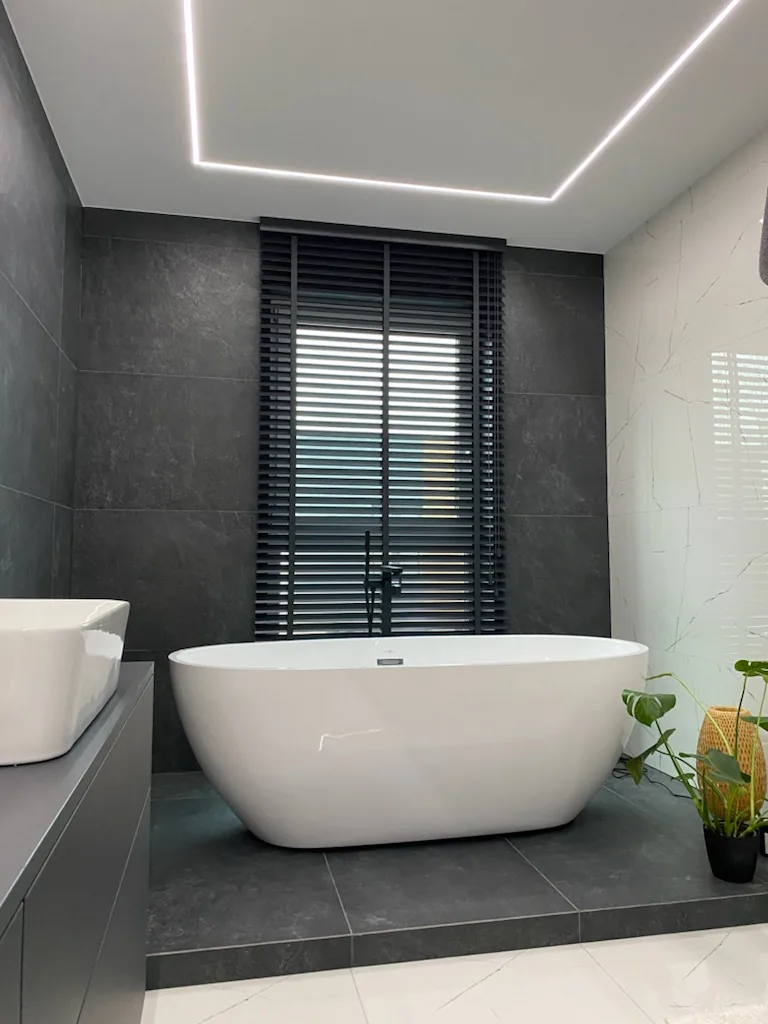 Żaluzje drewniane 50 mm w wyróżnionej realizacji premium na Śląsku - wyróżniona realizacja żaluzji drewnianych 50 mm - ujęcie 6