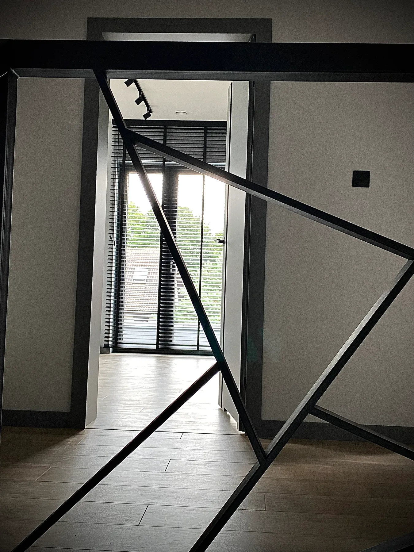 Żaluzje drewniane 50 mm w realizacji na Śląsku - kadr batchowej realizacji żaluzji drewnianych 50 mm na śląsku