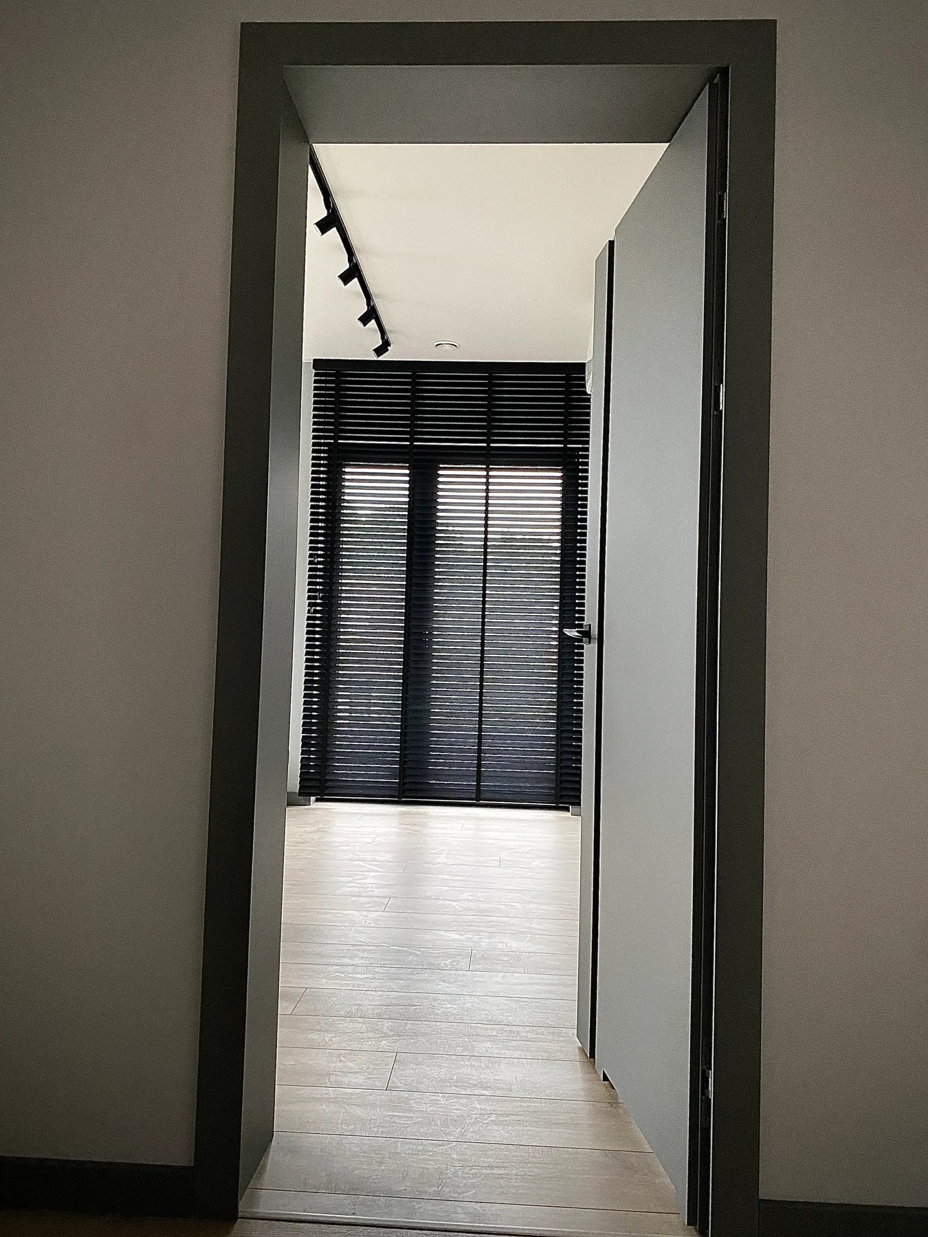 Żaluzje drewniane 50 mm w realizacji na Śląsku - kadr batchowej realizacji żaluzji drewnianych 50 mm na śląsku - ujęcie 2