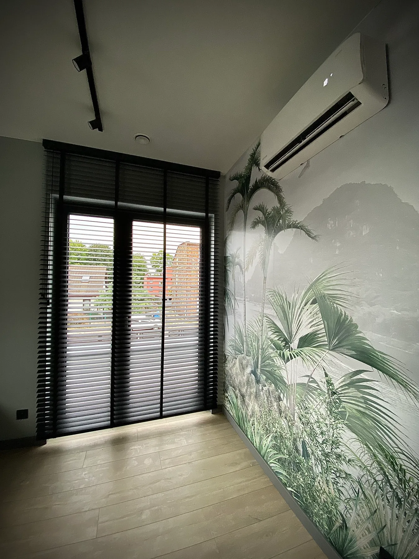 Żaluzje drewniane 50 mm w realizacji na Śląsku - kadr batchowej realizacji żaluzji drewnianych 50 mm na śląsku - ujęcie 3