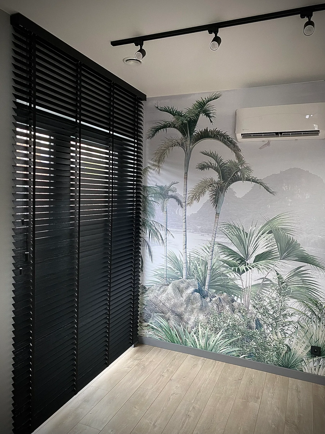 Żaluzje drewniane 50 mm w realizacji na Śląsku - kadr batchowej realizacji żaluzji drewnianych 50 mm na śląsku - ujęcie 5