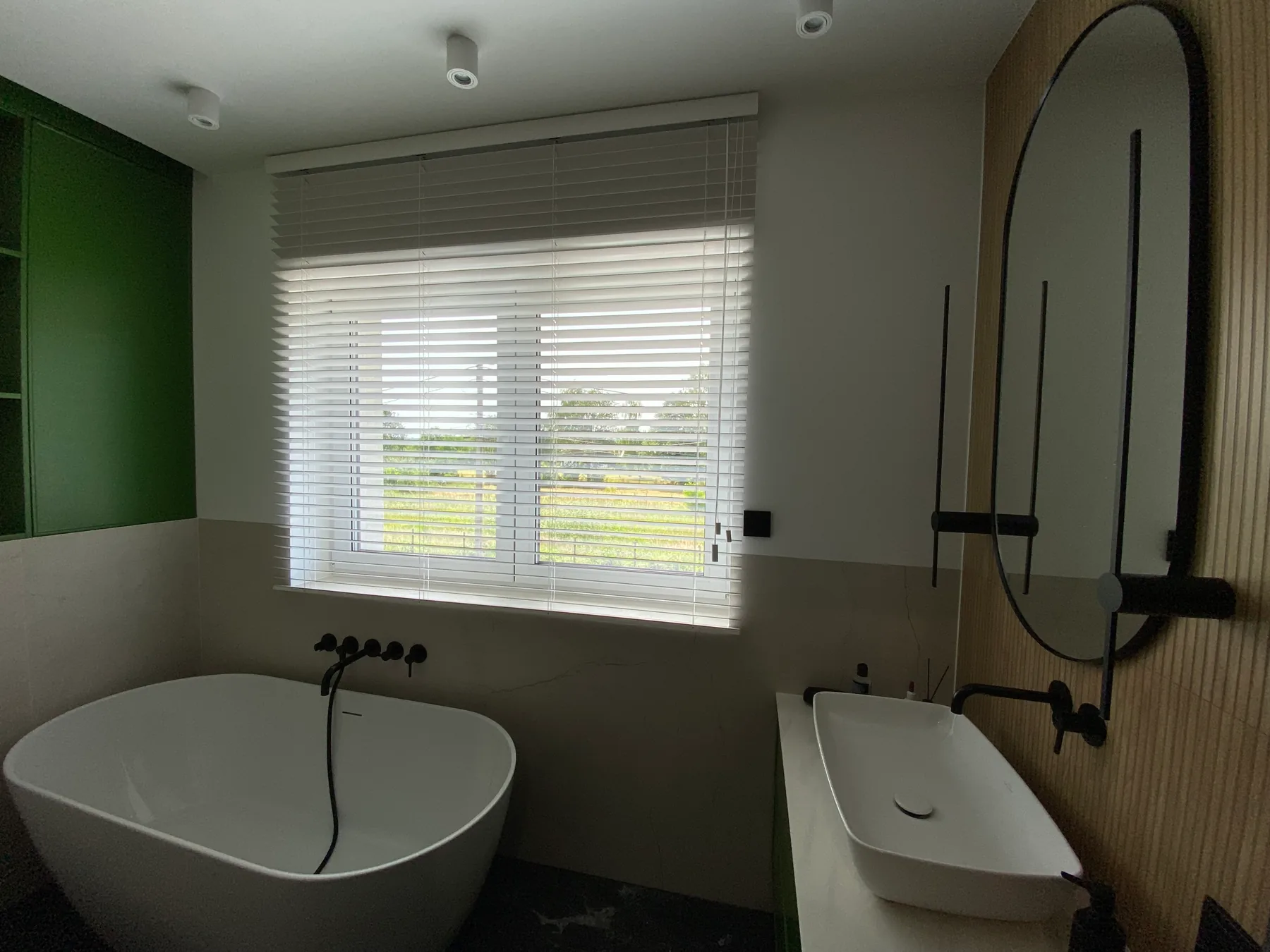 Żaluzje drewniane 50 mm w realizacji na Śląsku - kadr batchowej realizacji żaluzji drewnianych 50 mm na śląsku - ujęcie 6