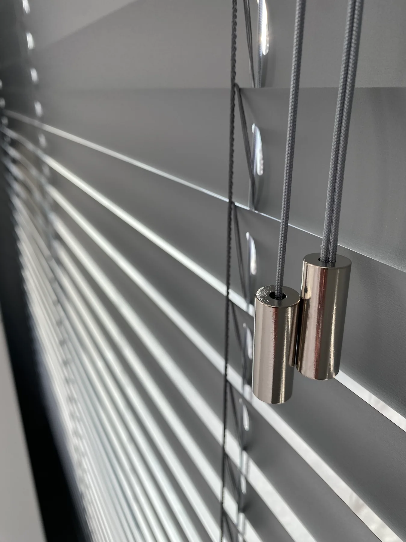 Żaluzje drewniane 50 mm w realizacji na Śląsku - kadr batchowej realizacji żaluzji drewnianych 50 mm na śląsku - ujęcie 8