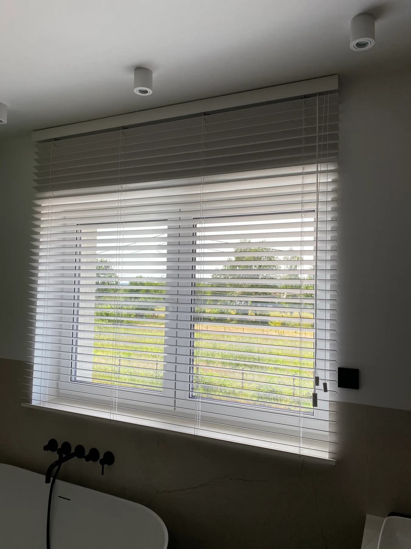 Żaluzje drewniane 50 mm w realizacji na Śląsku - kadr batchowej realizacji żaluzji drewnianych 50 mm na śląsku - ujęcie 11