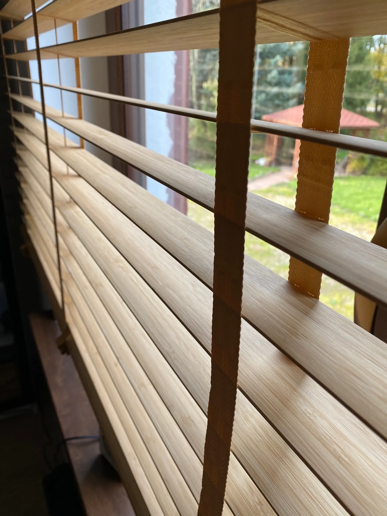 Żaluzje drewniane 50 mm w realizacji na Śląsku - kadr batchowej realizacji żaluzji drewnianych 50 mm na śląsku - ujęcie 12