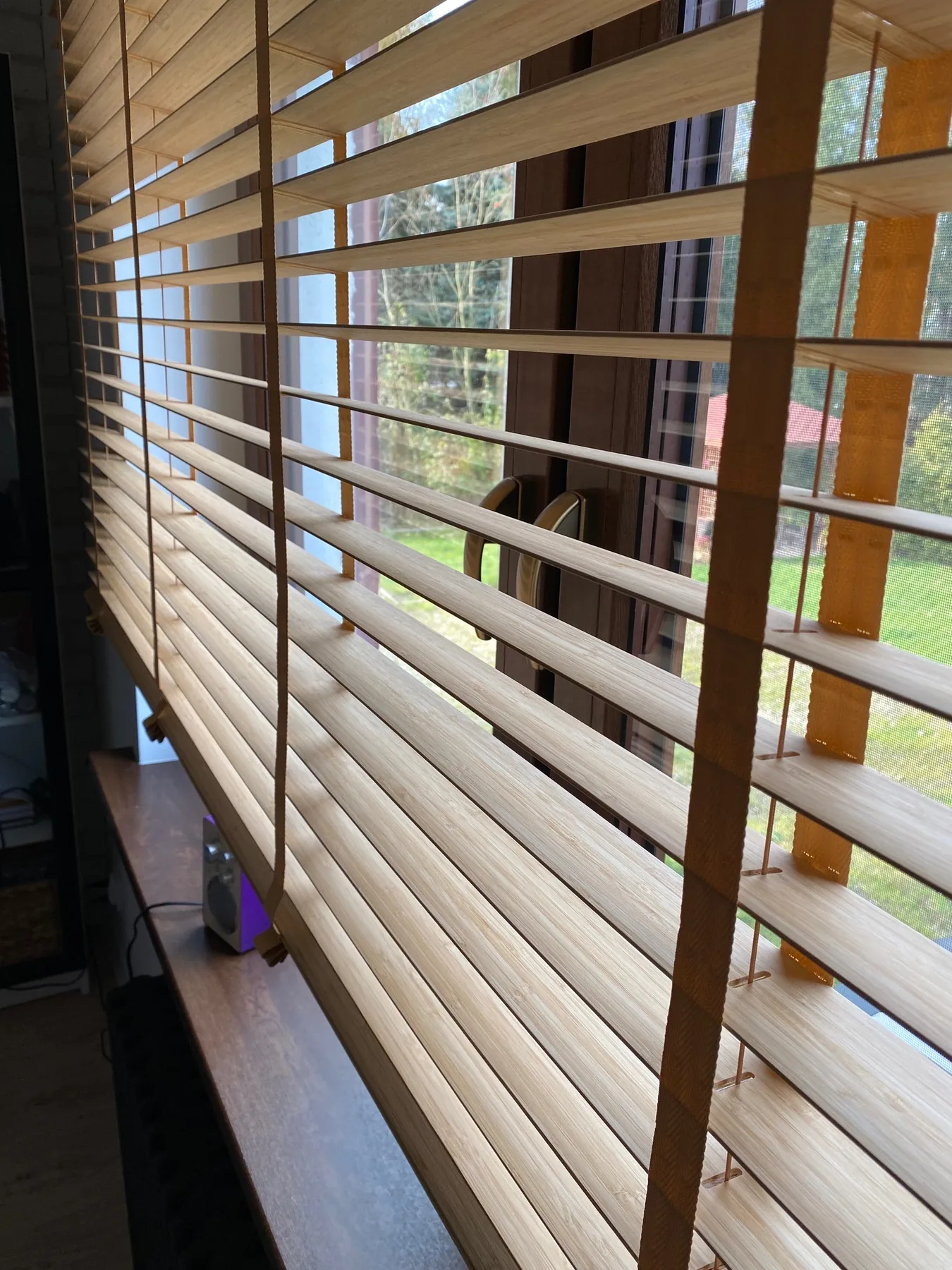 Żaluzje drewniane 50 mm w realizacji na Śląsku - kadr batchowej realizacji żaluzji drewnianych 50 mm na śląsku - ujęcie 13