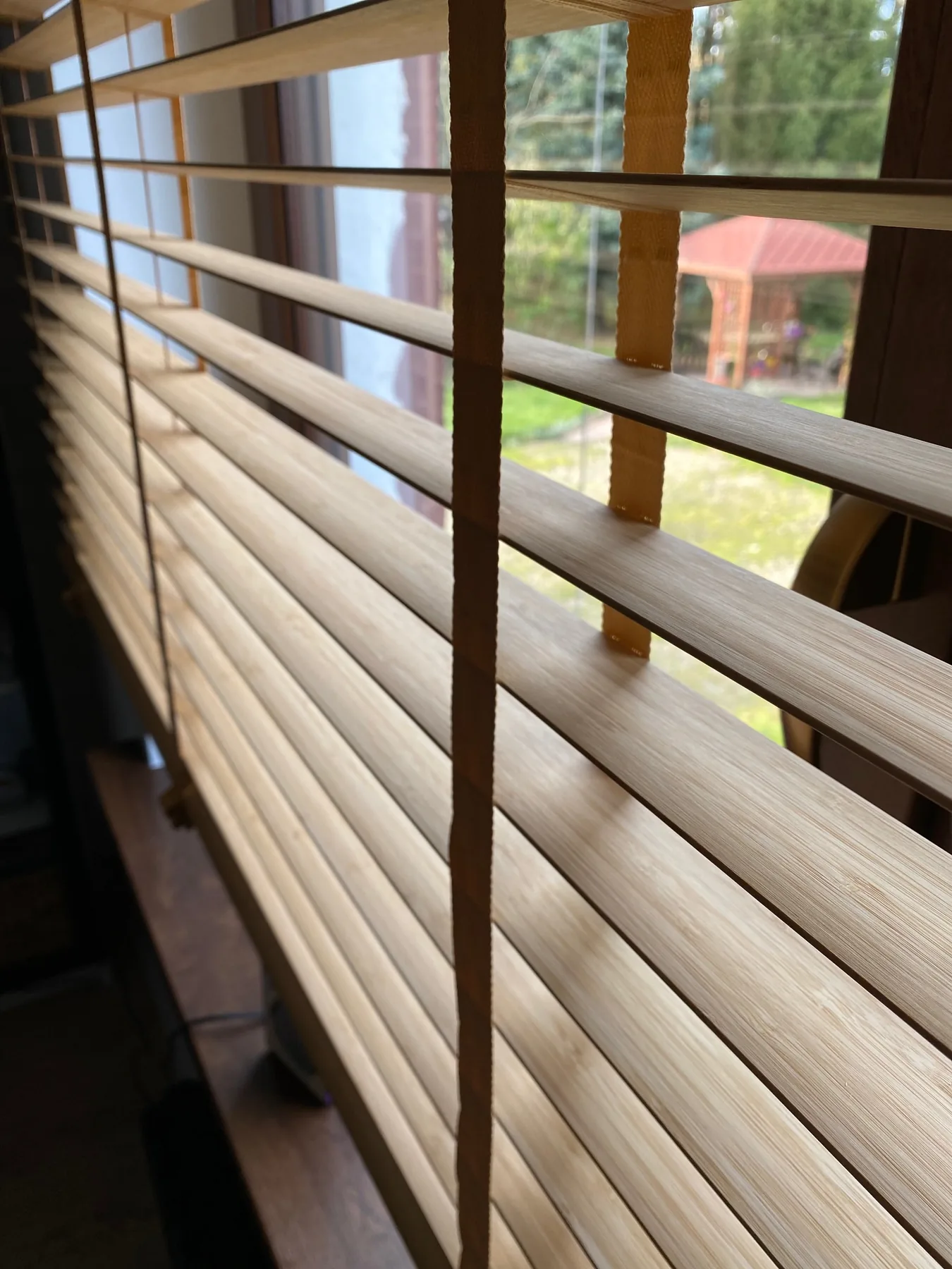 Żaluzje drewniane 50 mm w realizacji na Śląsku - kadr batchowej realizacji żaluzji drewnianych 50 mm na śląsku - ujęcie 14