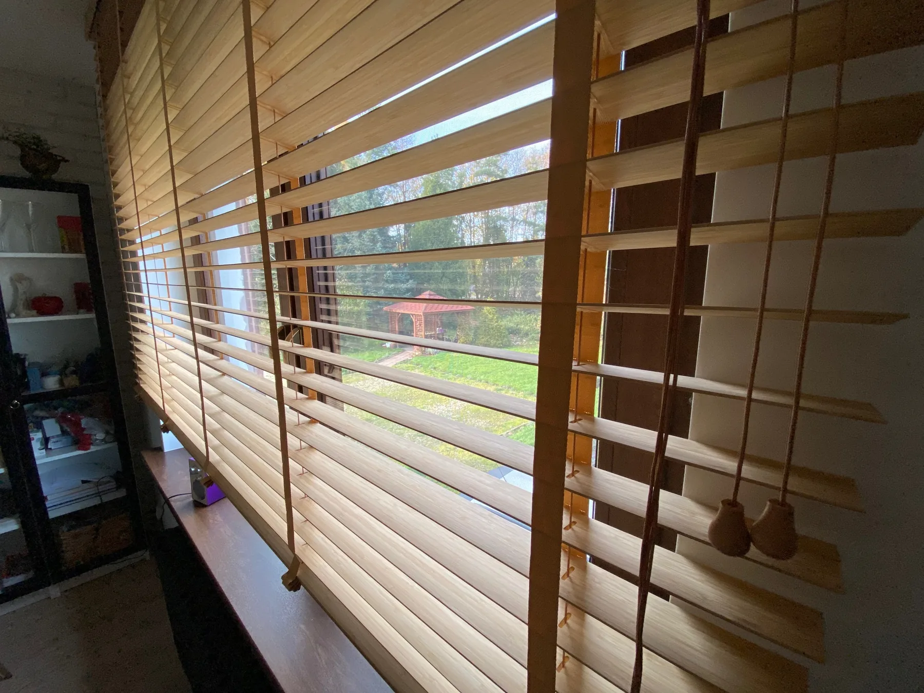 Żaluzje drewniane 50 mm w realizacji na Śląsku - kadr batchowej realizacji żaluzji drewnianych 50 mm na śląsku - ujęcie 15