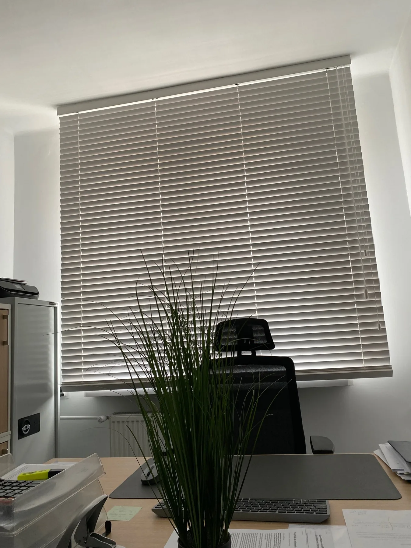 Żaluzje drewniane 50 mm w realizacji na Śląsku - kadr batchowej realizacji żaluzji drewnianych 50 mm na śląsku - ujęcie 17