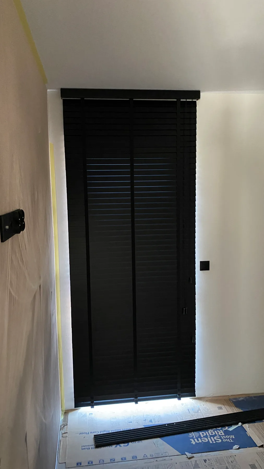 Żaluzje drewniane 50 mm w realizacji na Śląsku - kadr batchowej realizacji żaluzji drewnianych 50 mm na śląsku - ujęcie 21