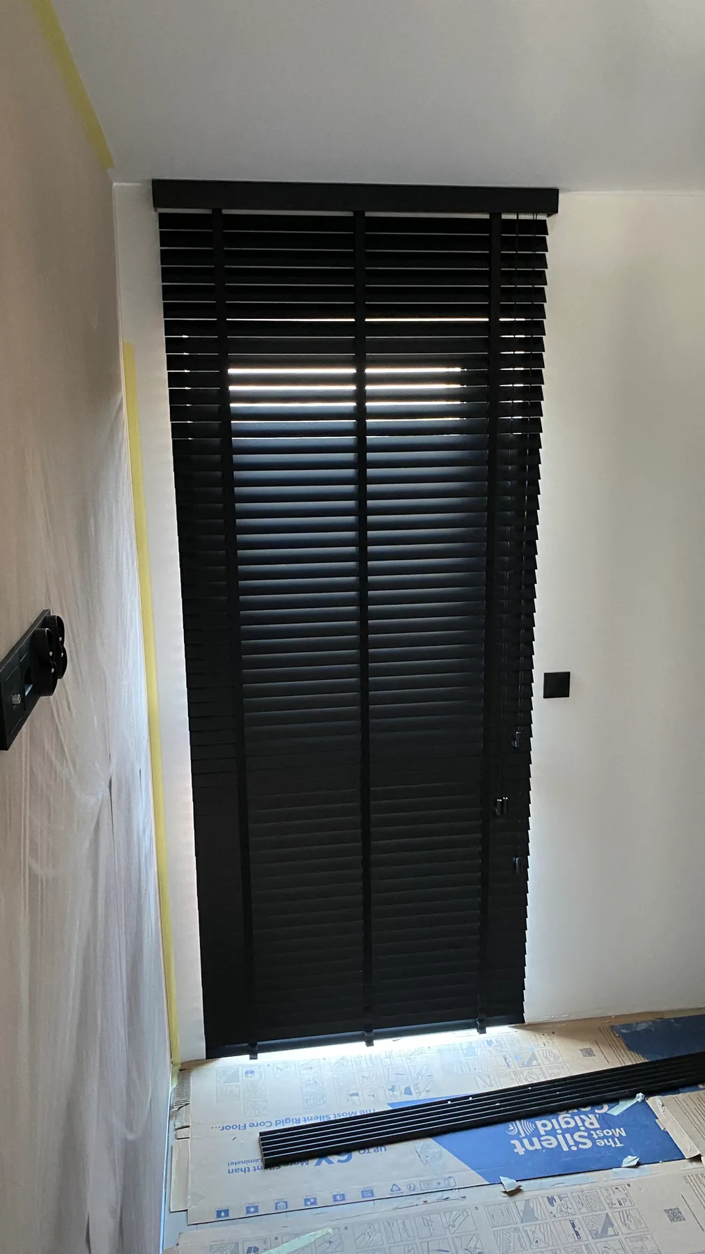 Żaluzje drewniane 50 mm w realizacji na Śląsku - kadr batchowej realizacji żaluzji drewnianych 50 mm na śląsku - ujęcie 22